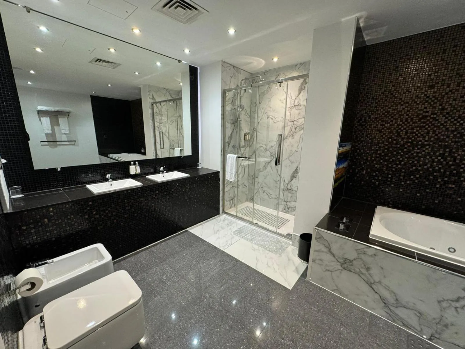 Shower in Rafayel Hotel & Spa