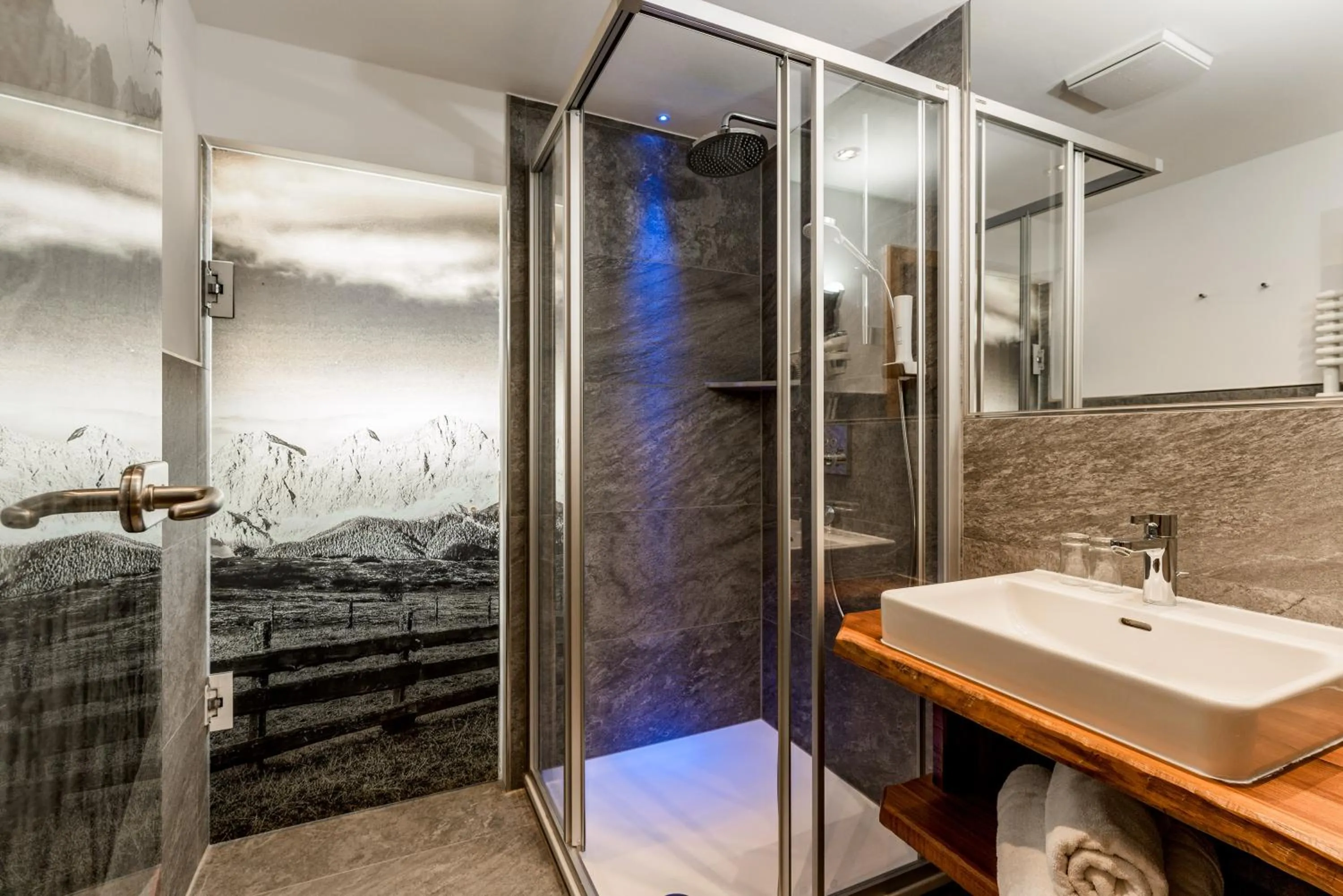 Shower, Bed in Hotel Rösslhof