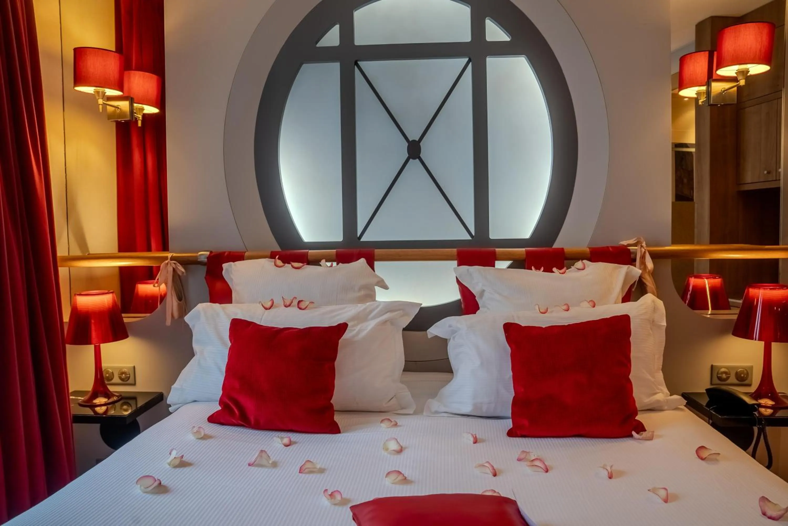 Bedroom, Bed in Secret de Paris - Hotel & Spa