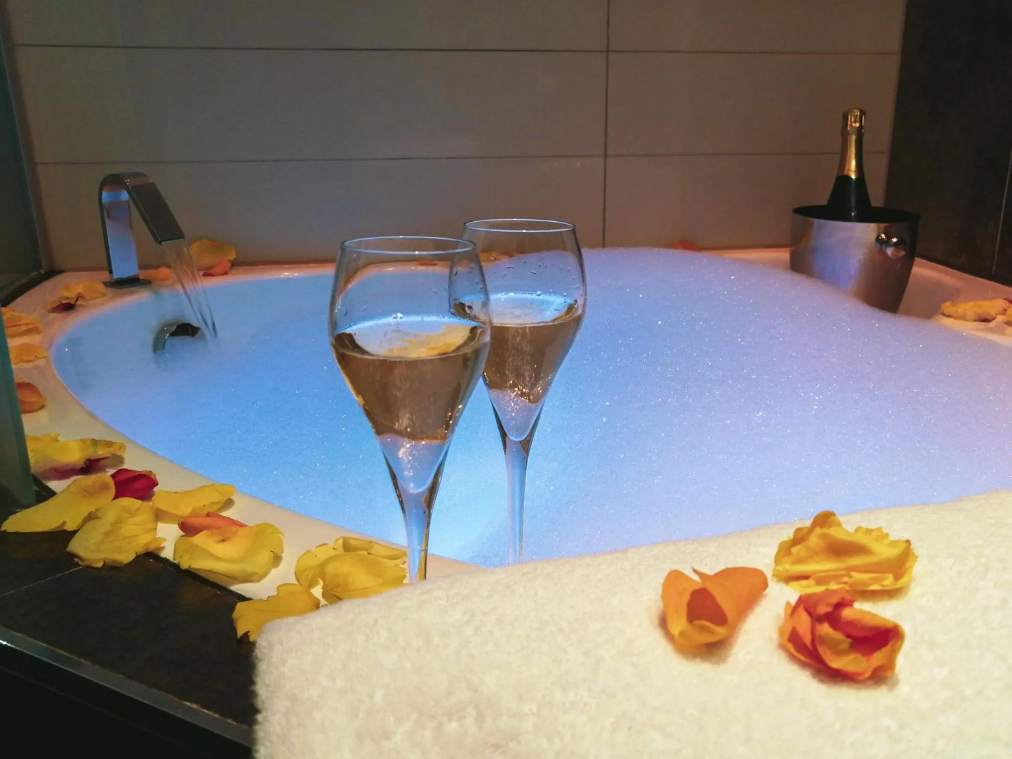 Hot Tub in Secret de Paris - Hotel & Spa