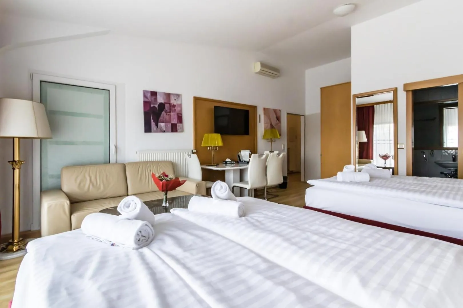 Bathroom, Bed in Hotel Corvinus Vienna