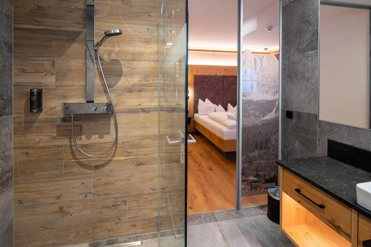 Shower, Bed in Hotel Jagdschlössl