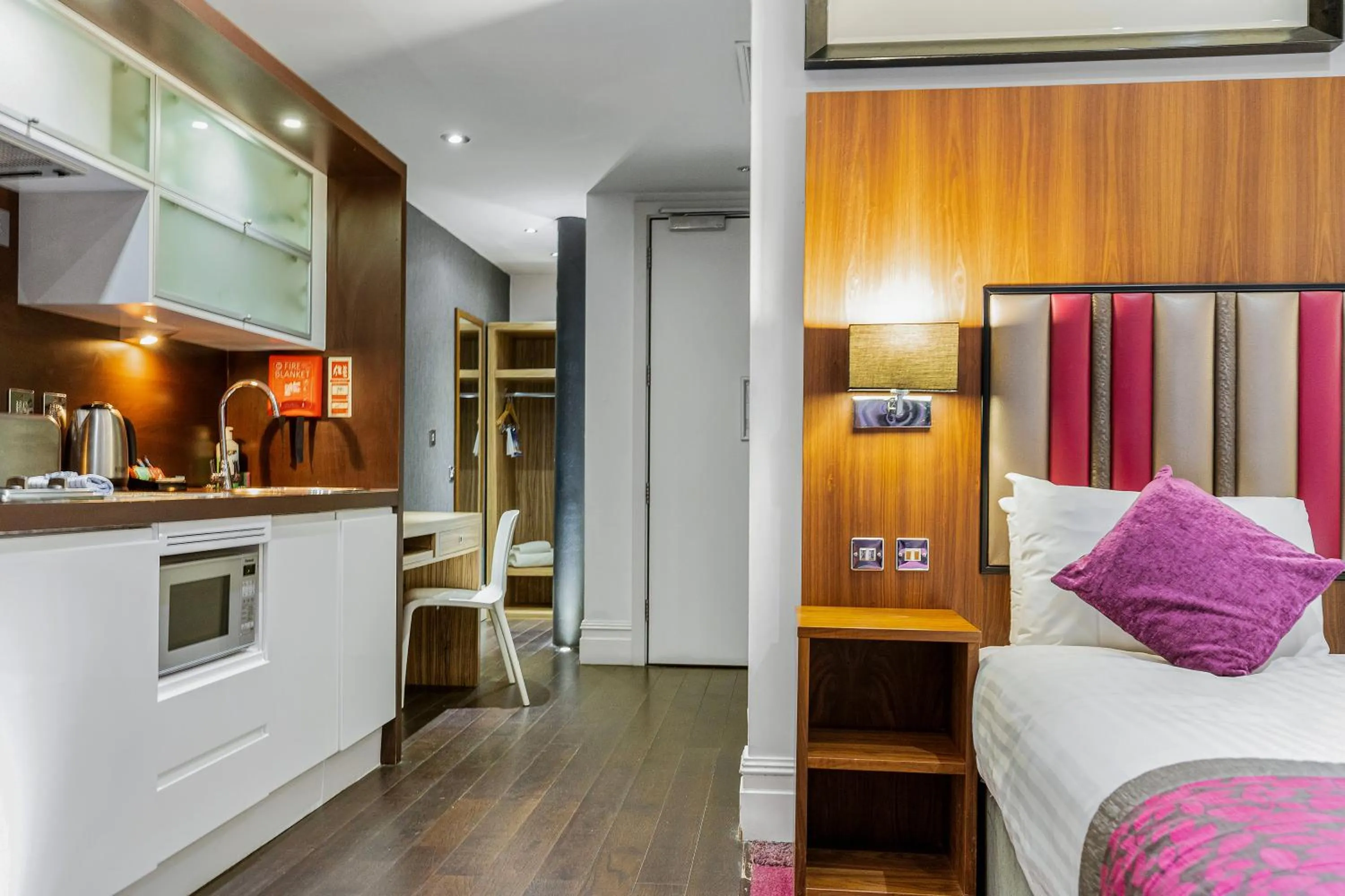 Kitchen or kitchenette, Bed in Roomzzz Manchester City