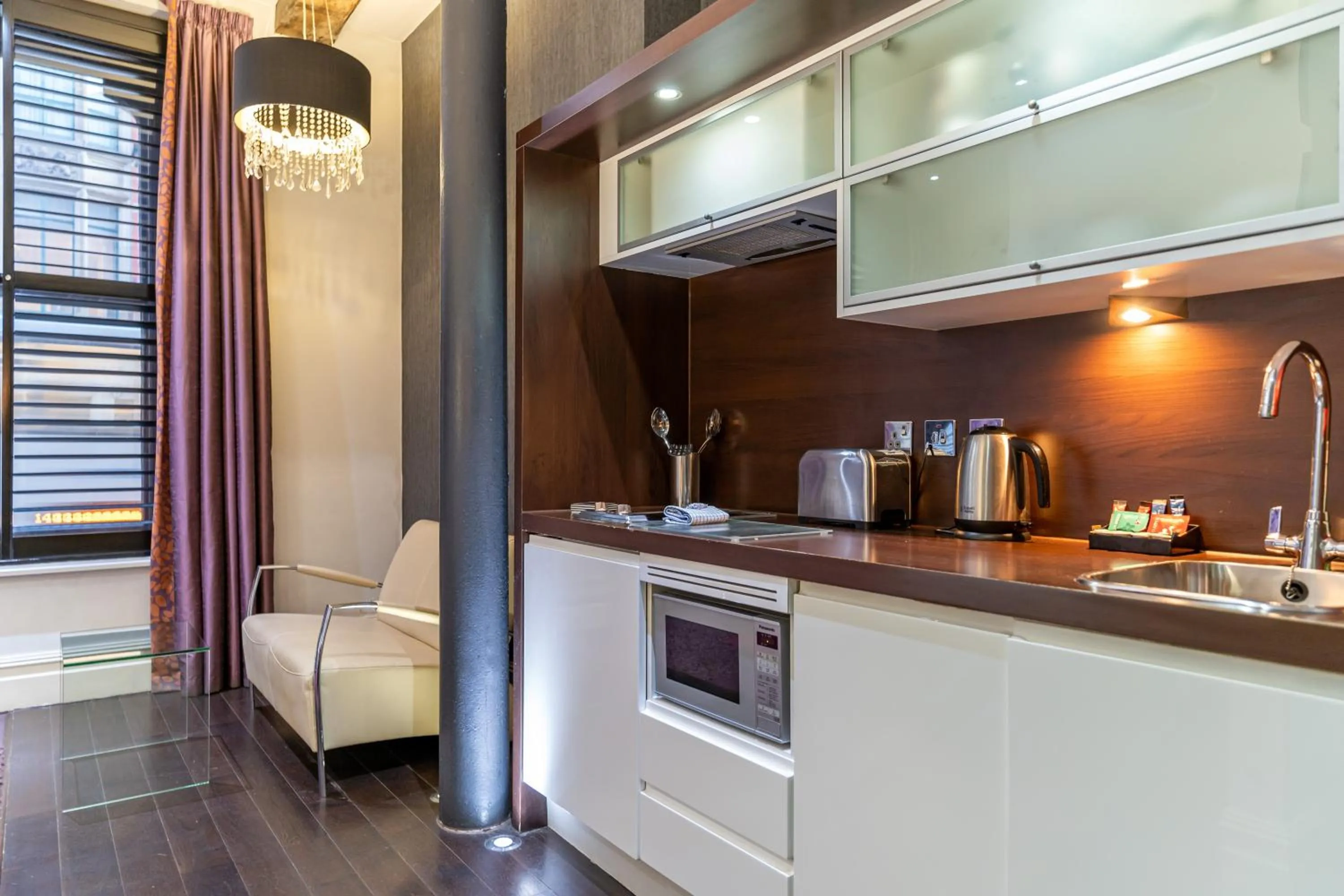 Kitchen or kitchenette in Roomzzz Manchester City