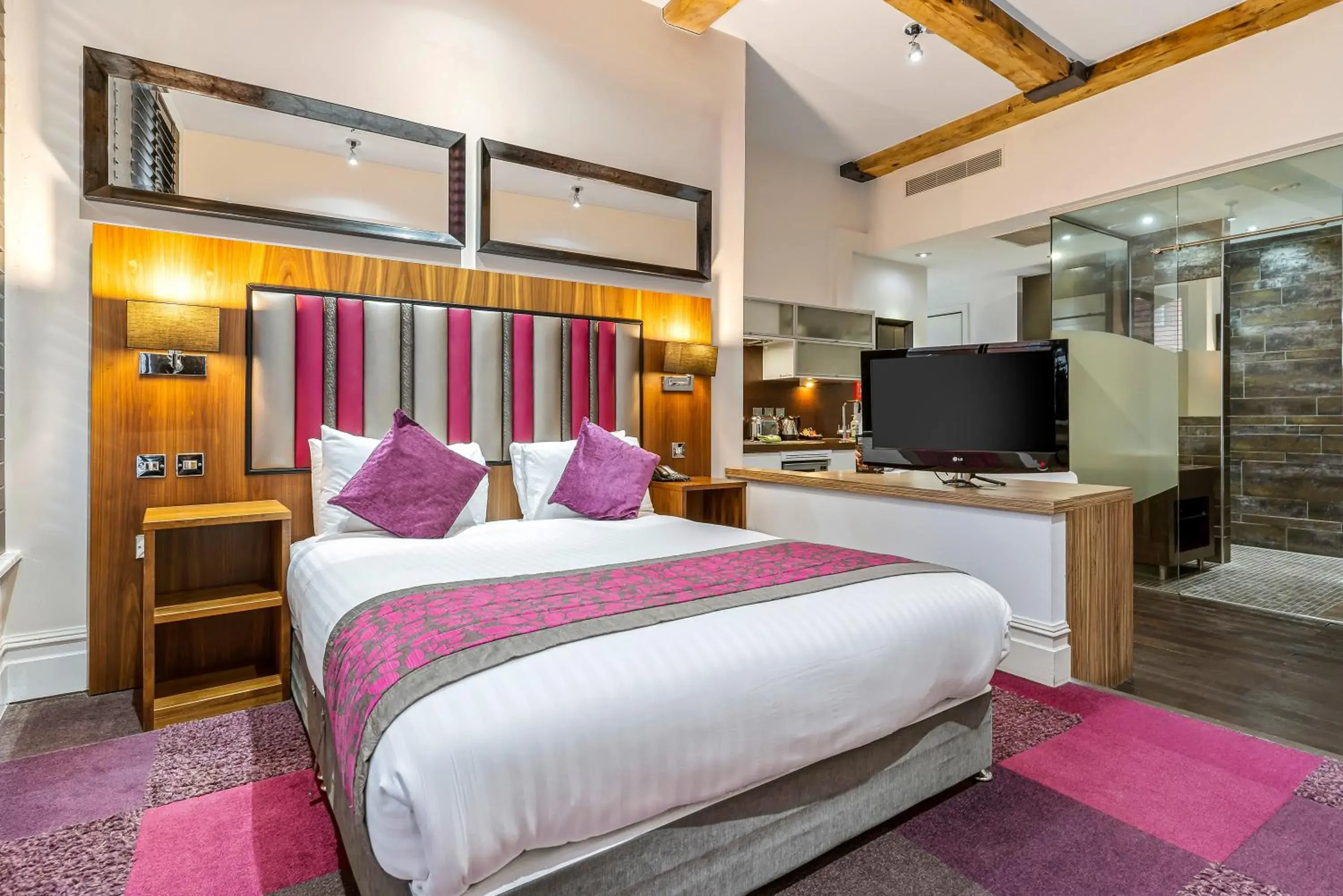 TV and multimedia, Bed in Roomzzz Manchester City TV and multimedia, Bed in Roomzzz Manchester City