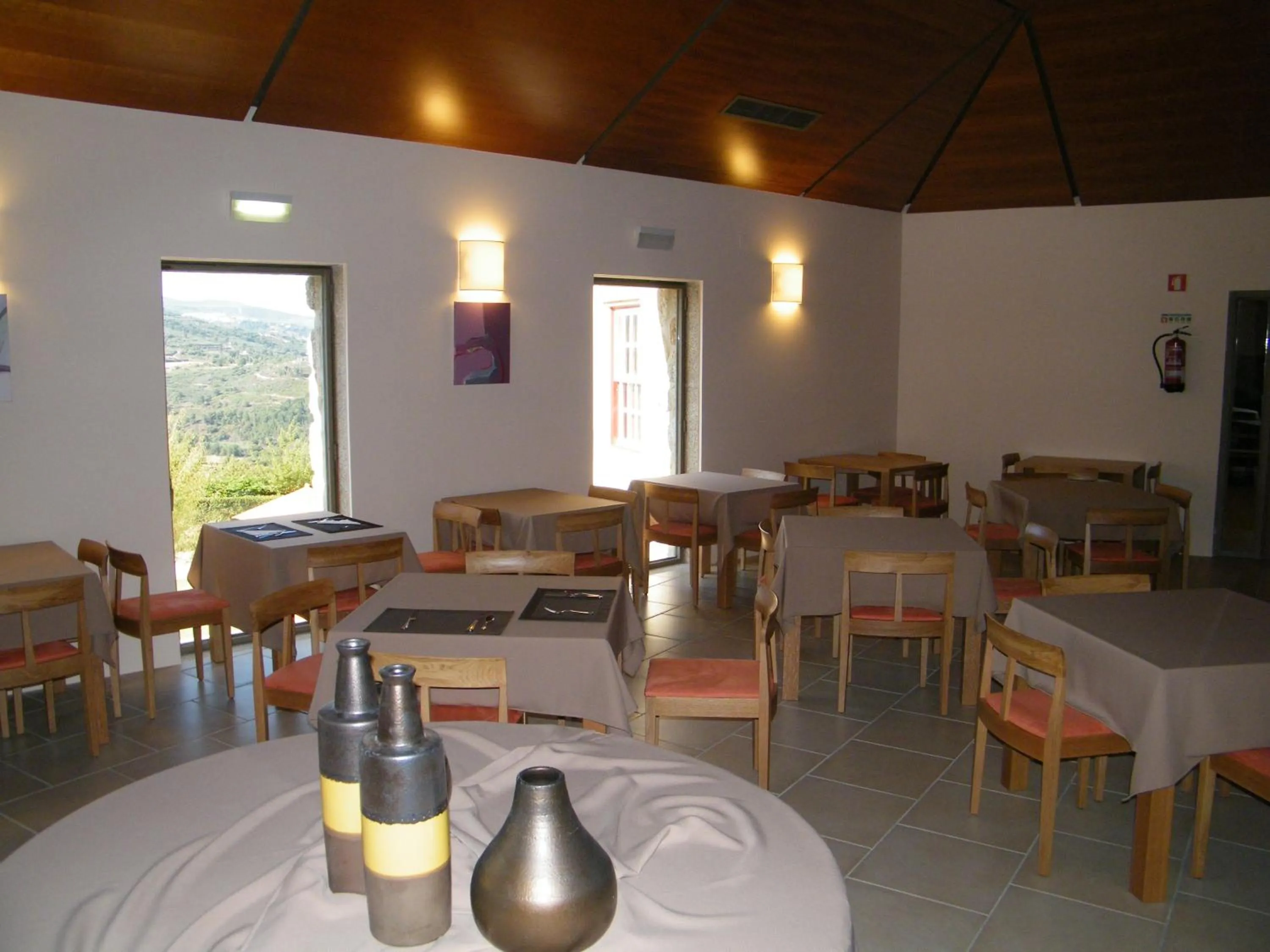 Restaurant/places to eat in INATEL Linhares da Beira Hotel Rural