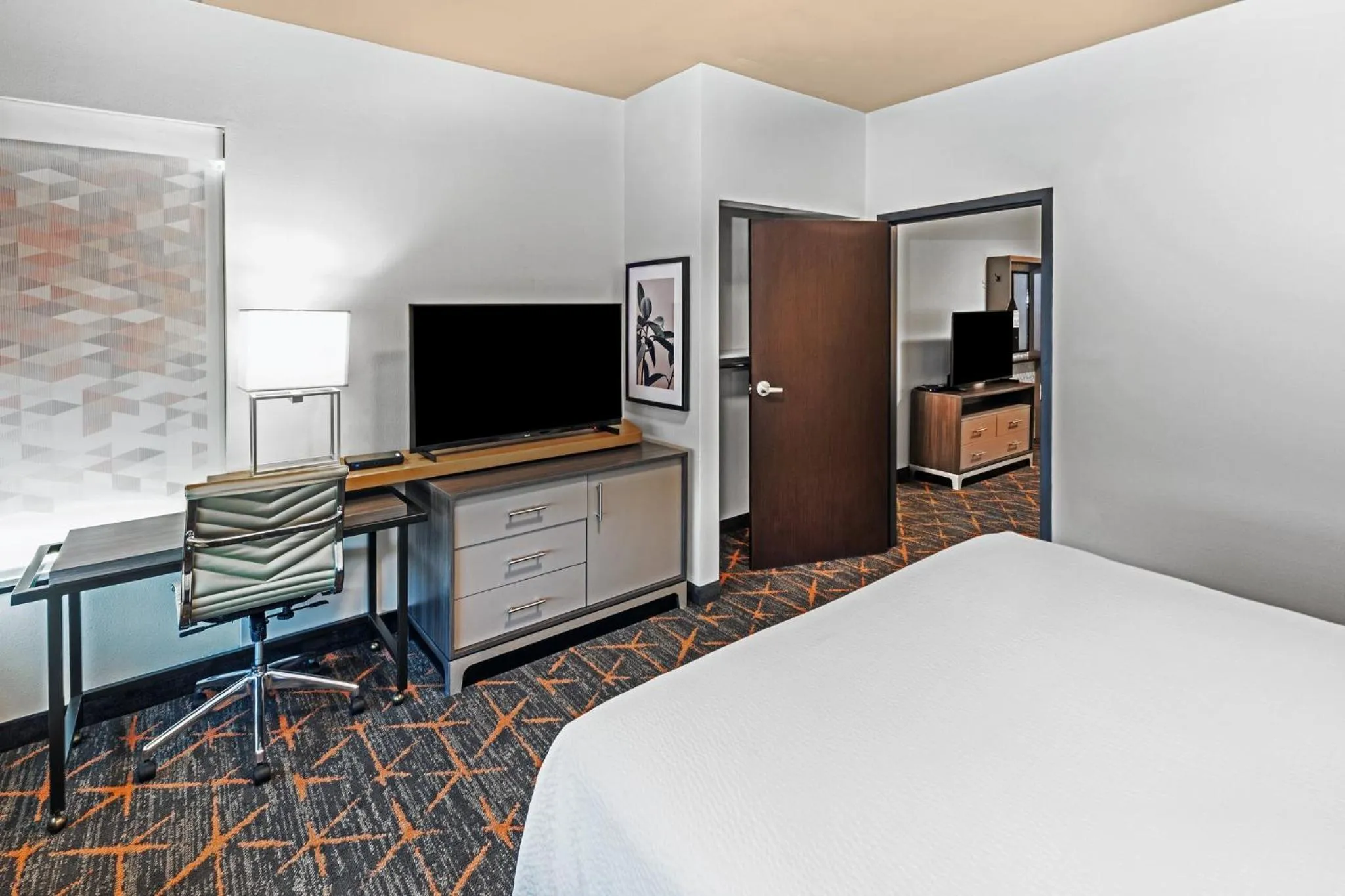 Photo of the whole room, Bed in Holiday Inn Hotel & Suites Tulsa South by IHG