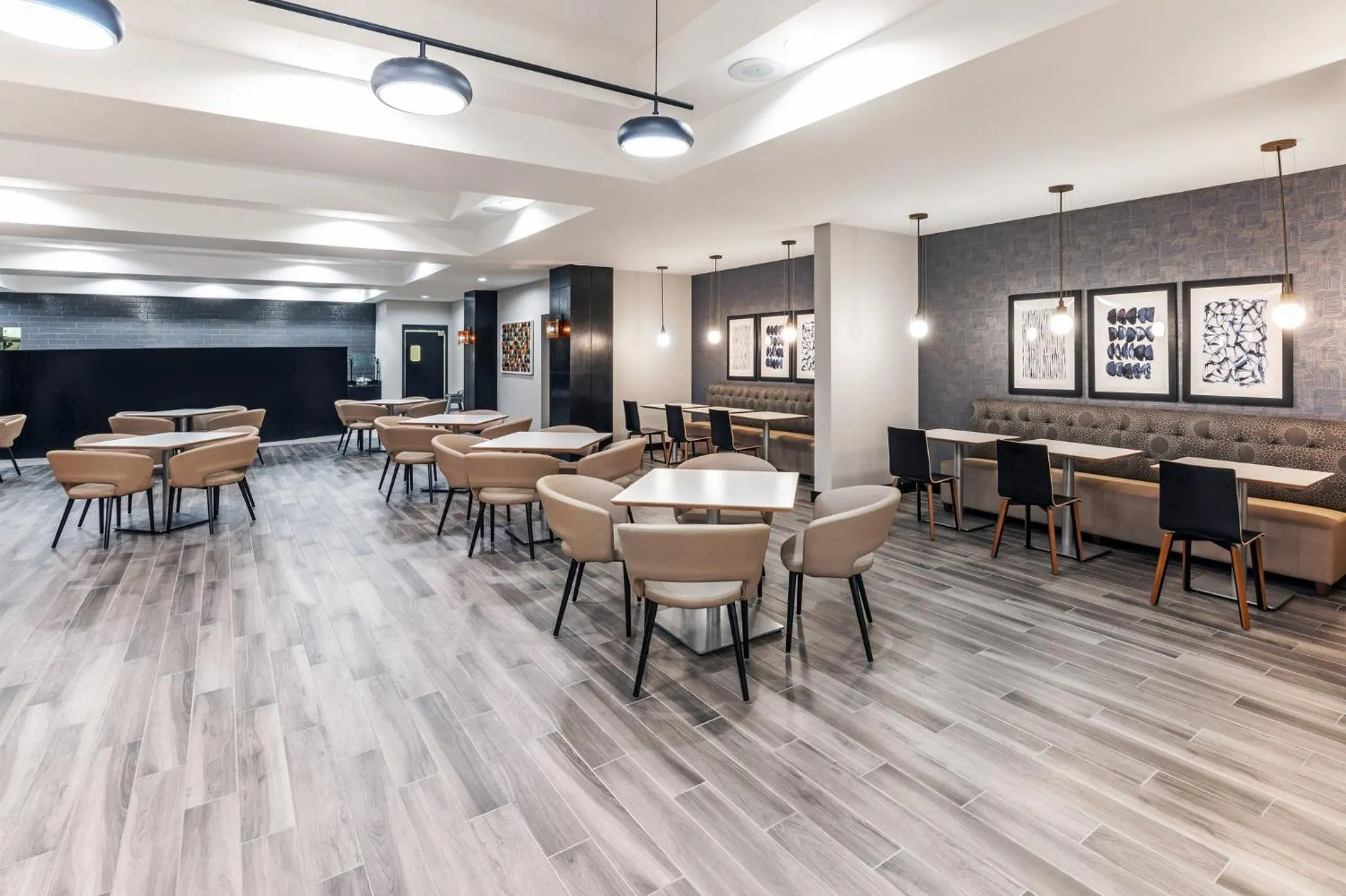 Restaurant/places to eat in Holiday Inn Hotel & Suites Tulsa South by IHG