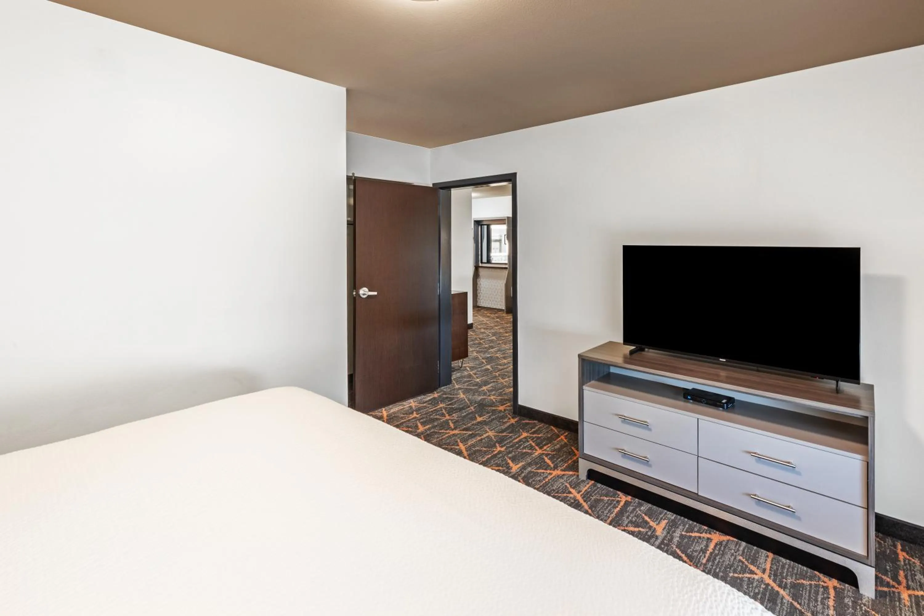 Bedroom, Bed in Holiday Inn Hotel & Suites Tulsa South by IHG