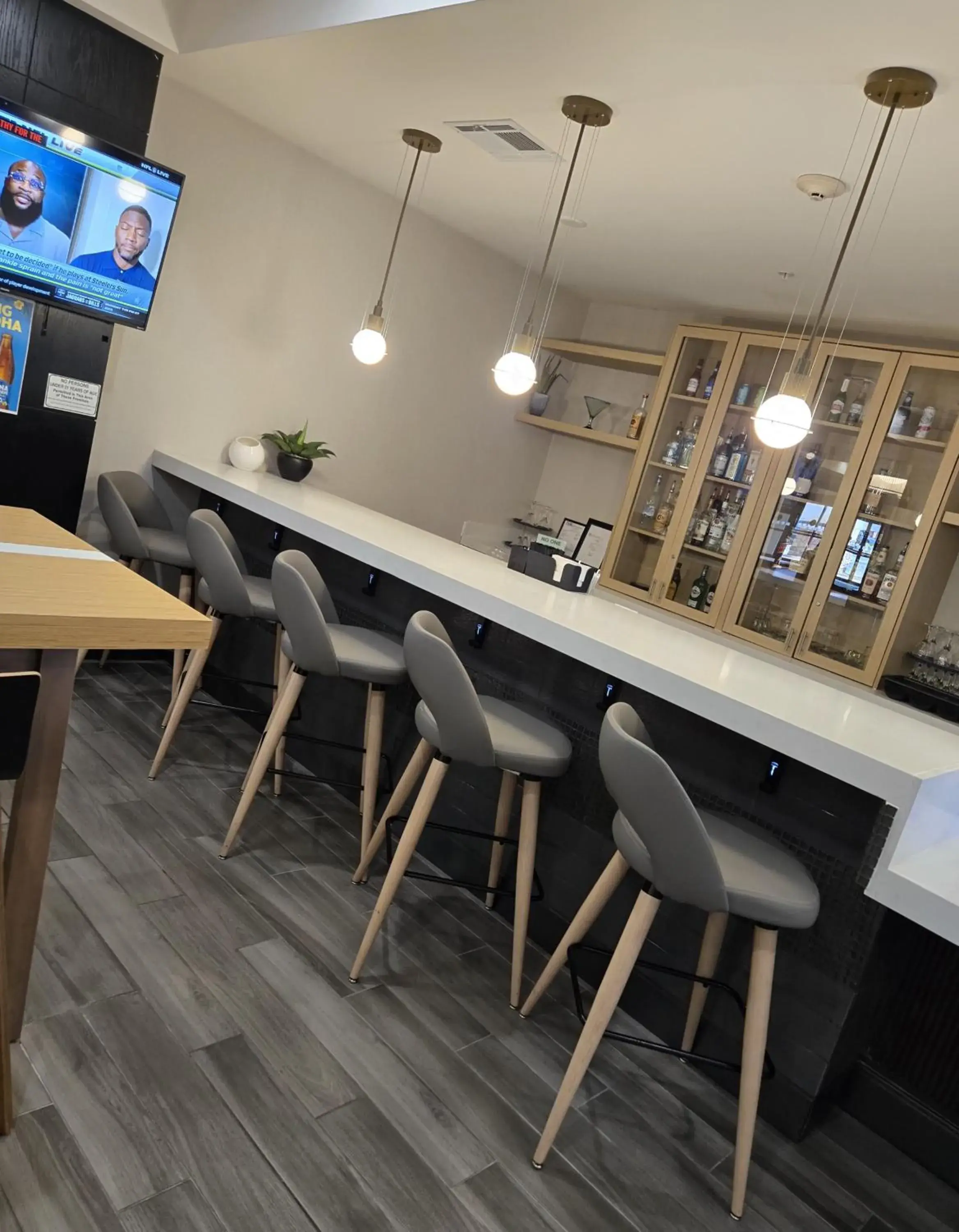 Lounge or bar in Holiday Inn Hotel & Suites Tulsa South by IHG Lounge or bar in Holiday Inn Hotel & Suites Tulsa South by IHG