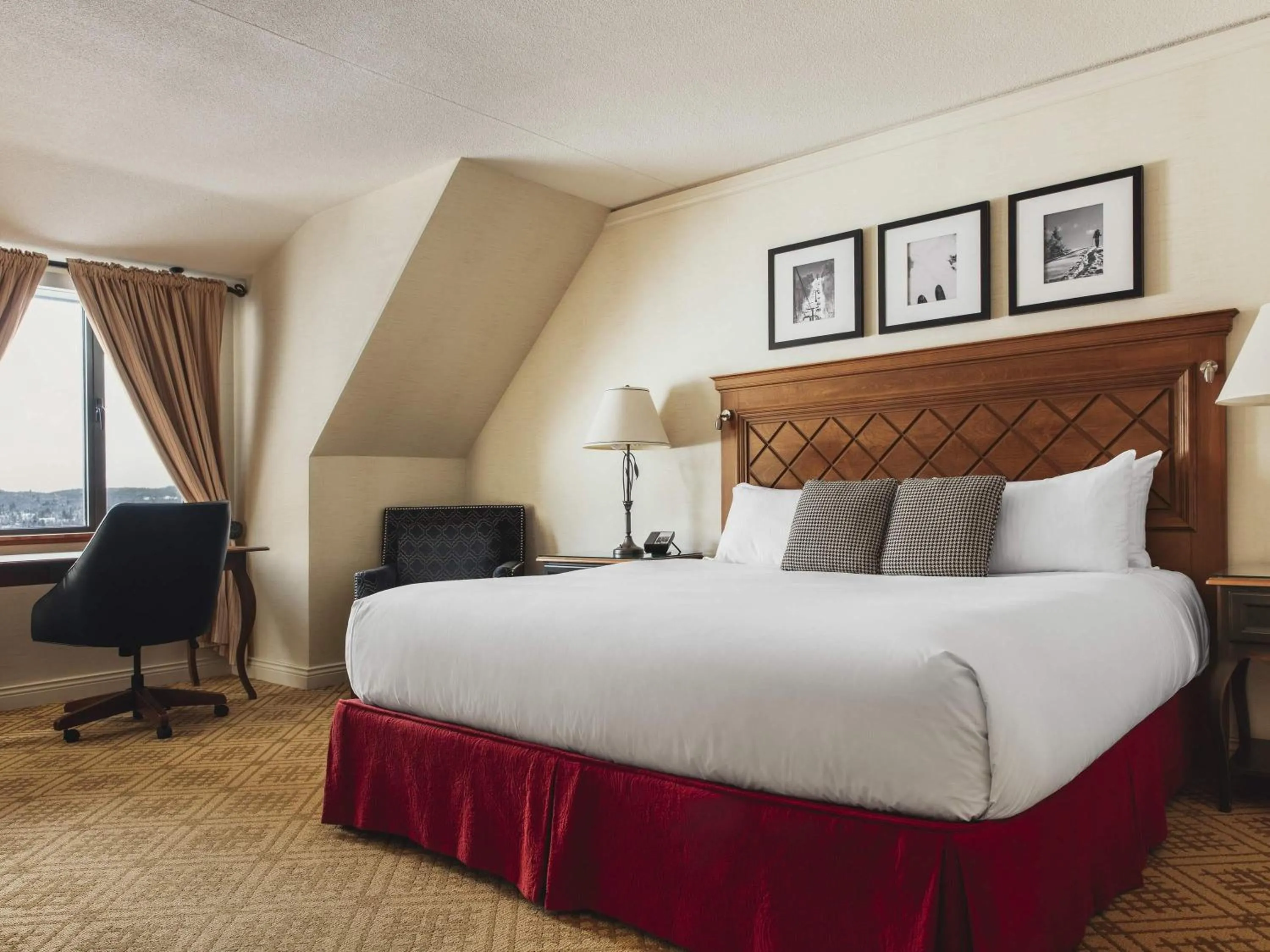 Bedroom, Bed in Fairmont Tremblant