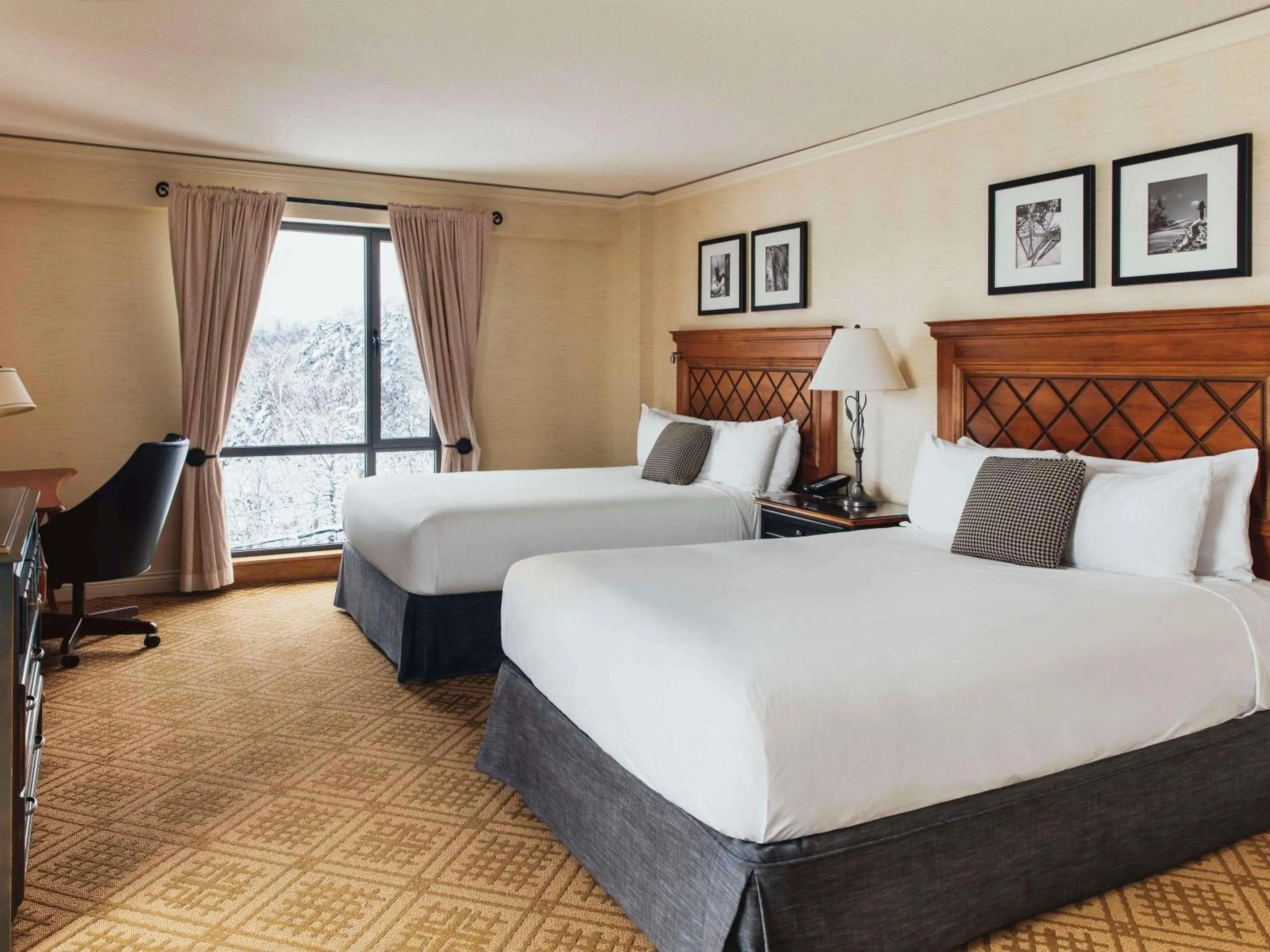 Bedroom, Bed in Fairmont Tremblant