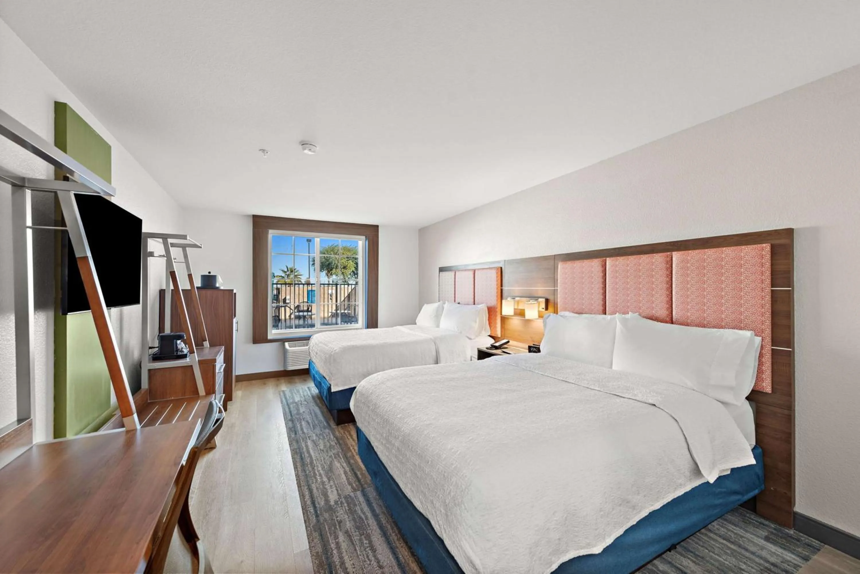 Bed in Hampton Inn by Hilton Calexico