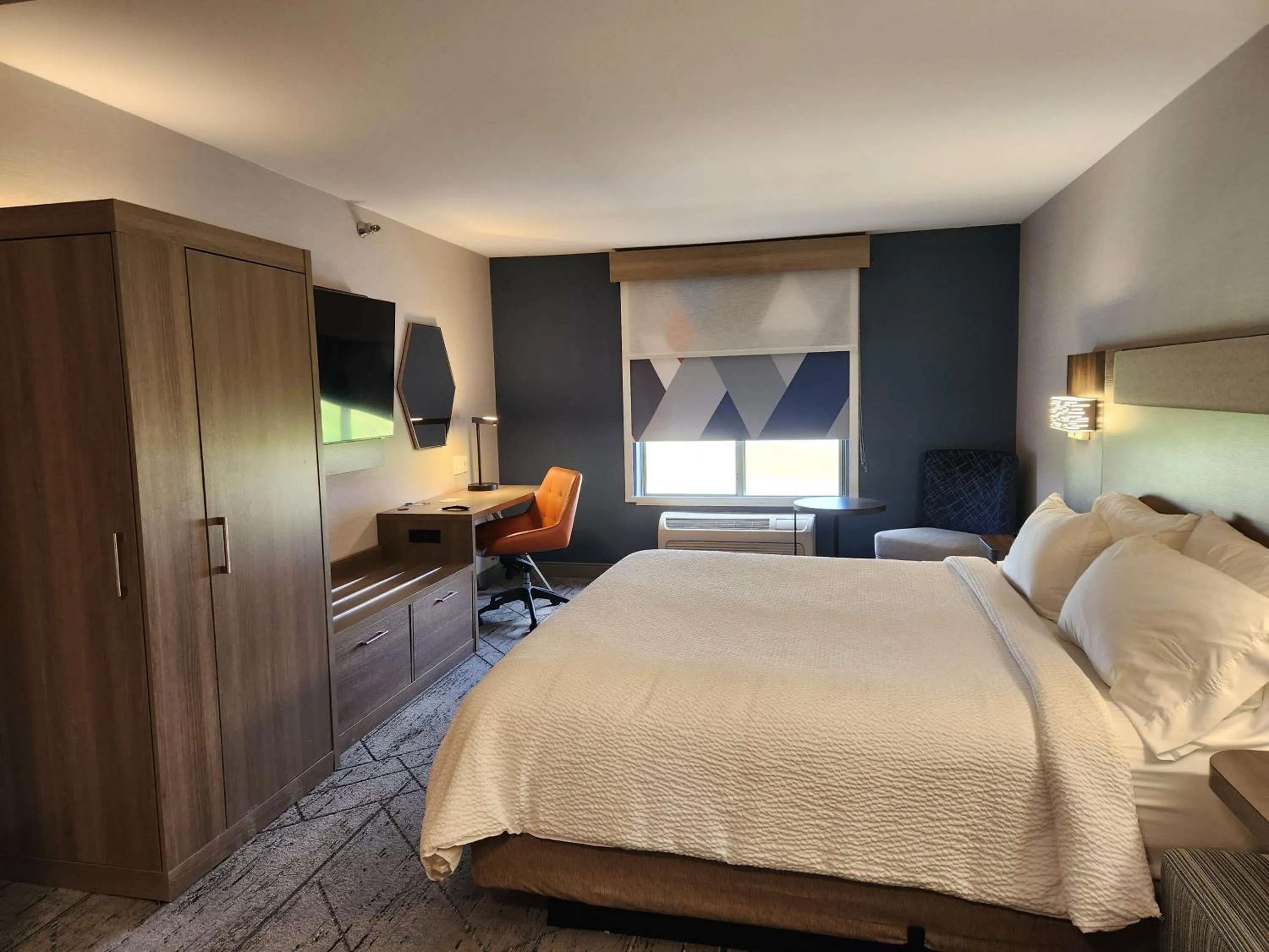 Photo of the whole room, Bed in Holiday Inn Express Hotel & Suites Crawfordsville by IHG