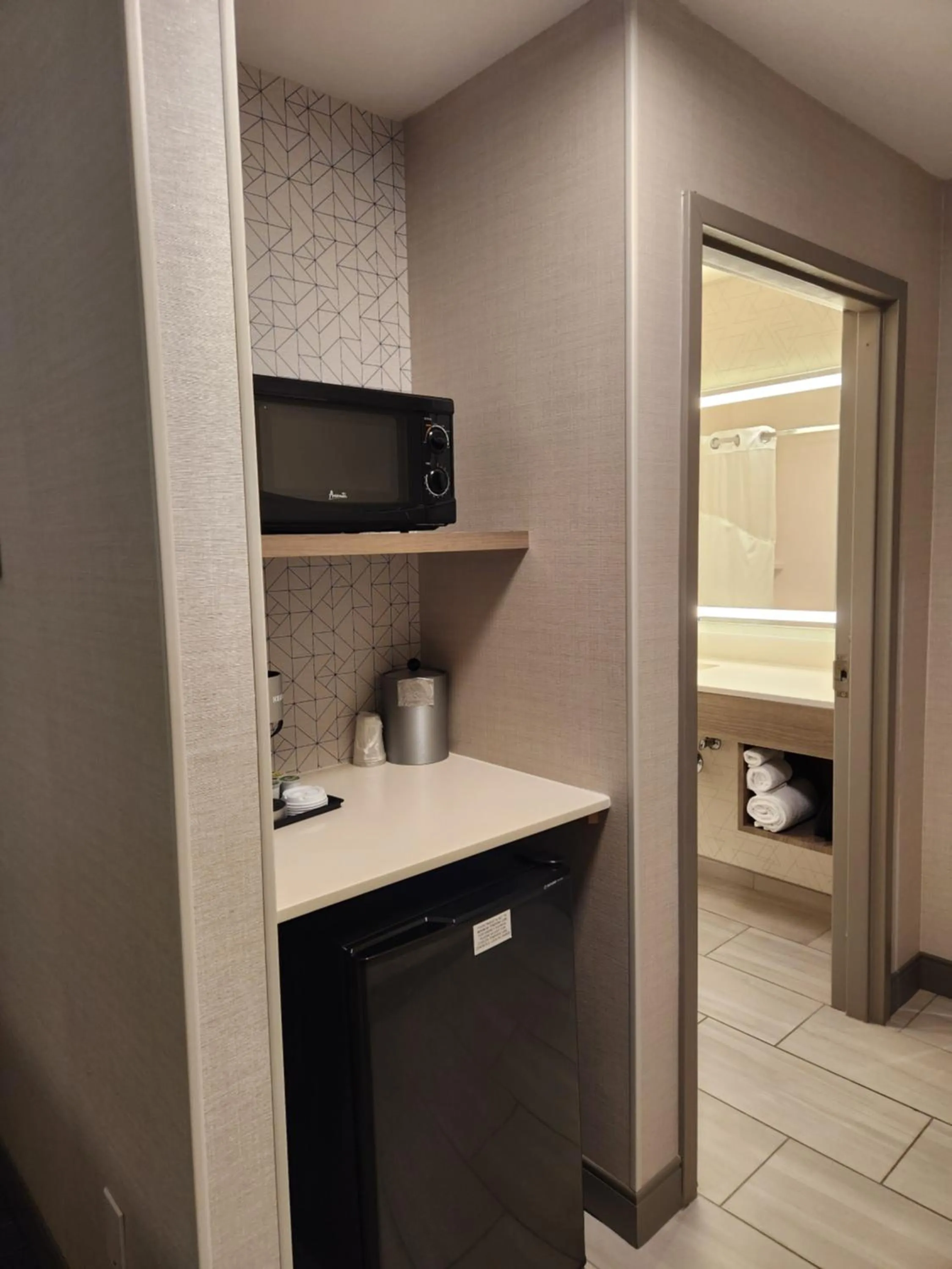 Coffee/tea facilities in Holiday Inn Express Hotel & Suites Crawfordsville by IHG