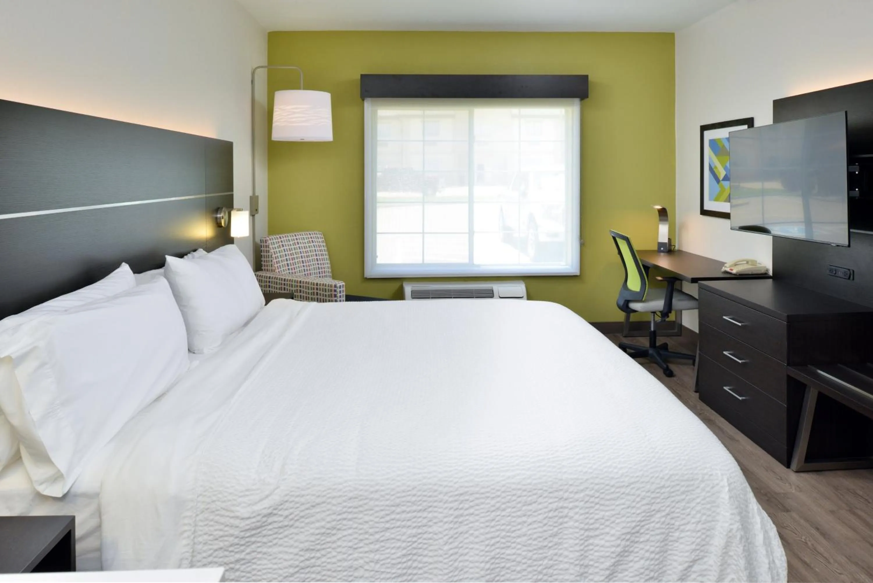 Photo of the whole room, Bed in Holiday Inn Express Hotel & Suites Carthage by IHG