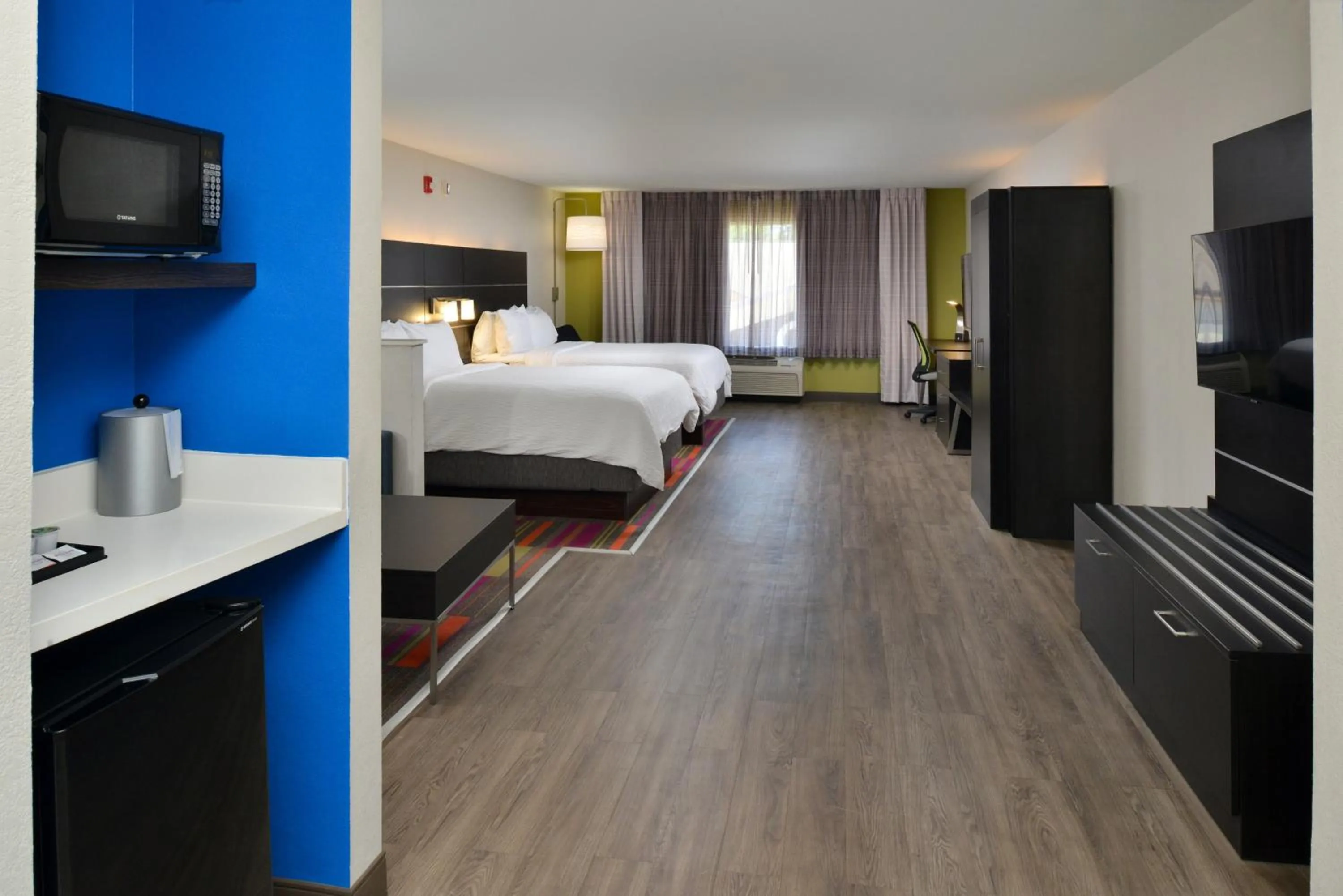 Photo of the whole room, Bed in Holiday Inn Express Hotel & Suites Carthage by IHG