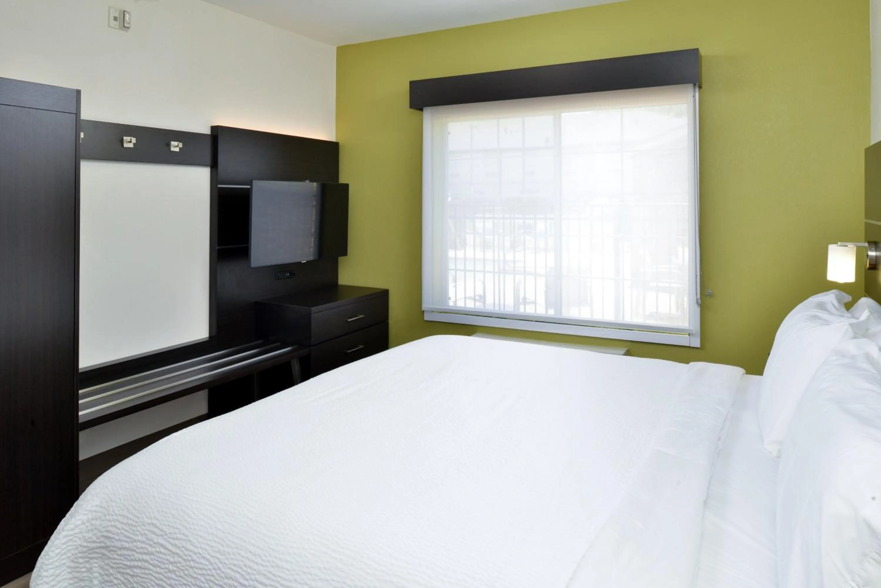Photo of the whole room, Bed in Holiday Inn Express Hotel & Suites Carthage by IHG