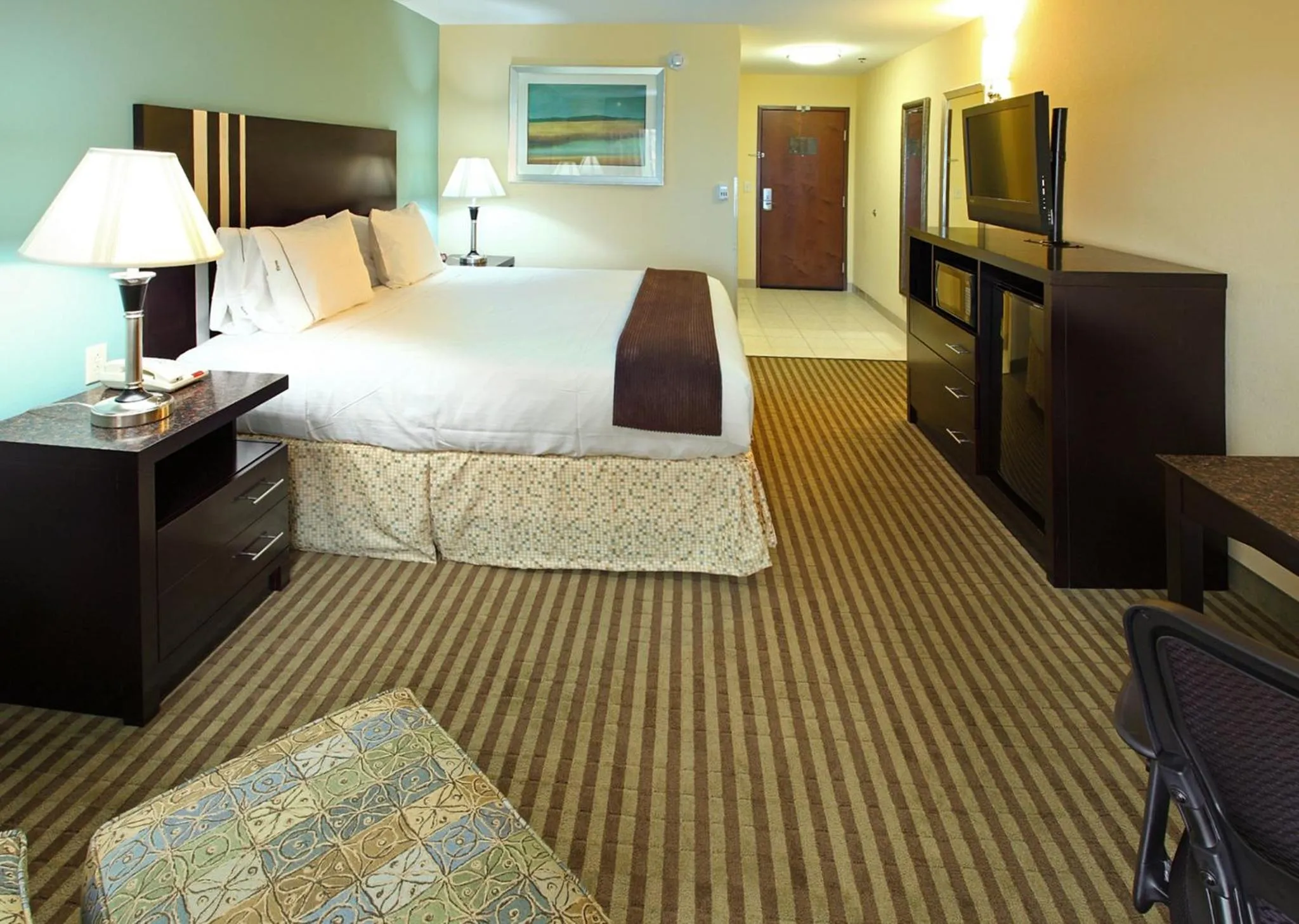 Photo of the whole room, Bed in Holiday Inn Express Hotel & Suites Carthage by IHG