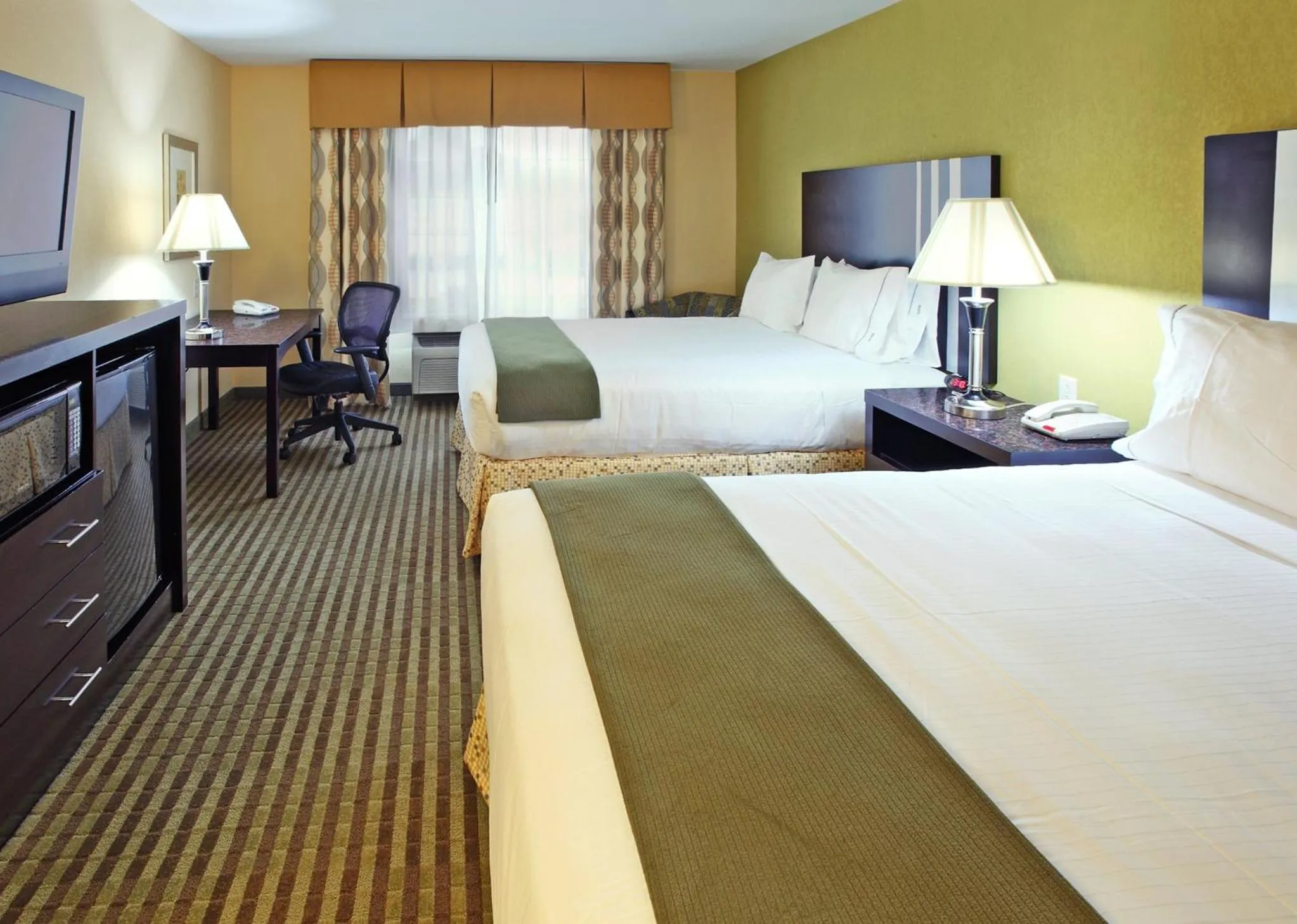 Photo of the whole room, Bed in Holiday Inn Express Hotel & Suites Carthage by IHG
