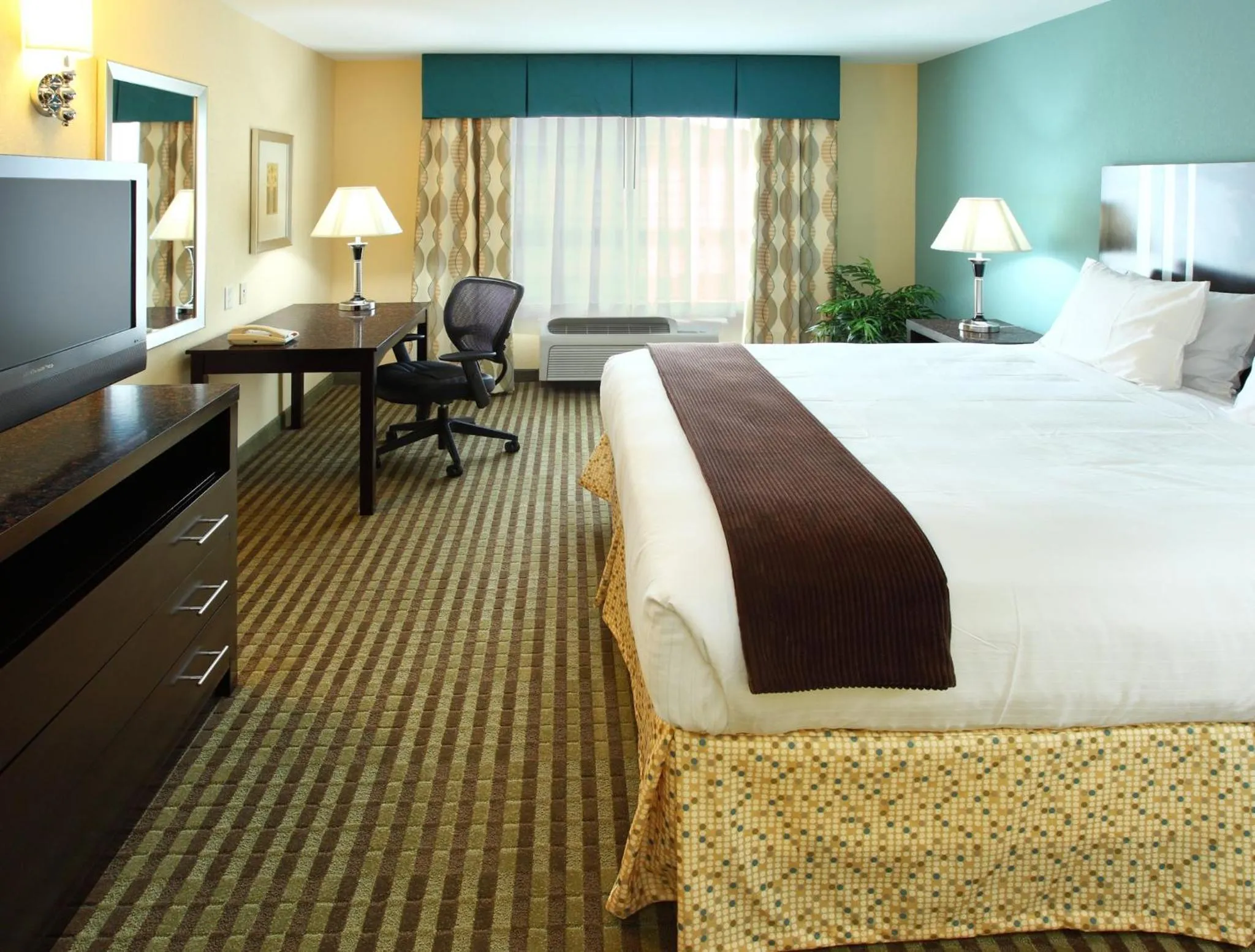 Photo of the whole room, Bed in Holiday Inn Express Hotel & Suites Carthage by IHG