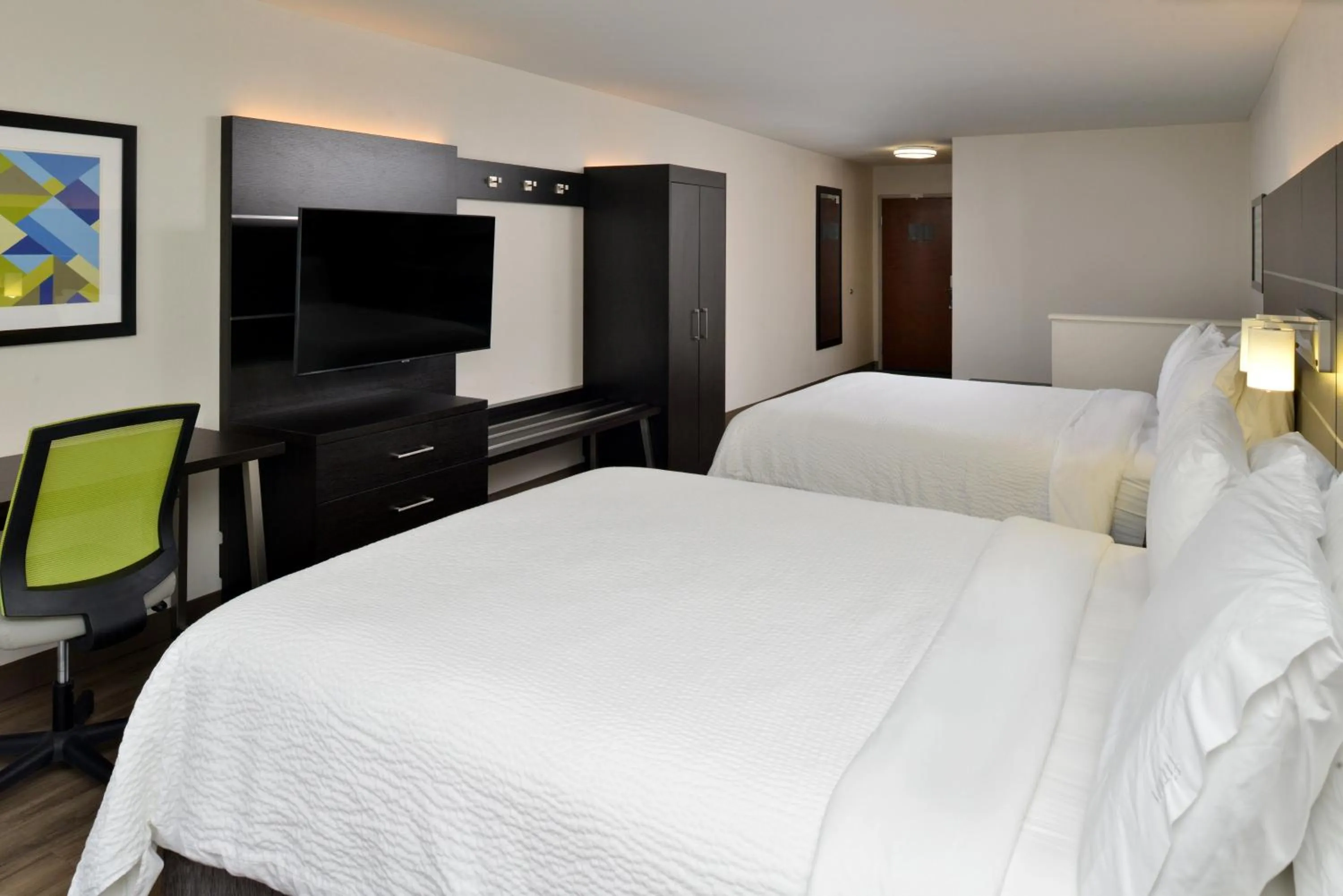 Photo of the whole room, Bed in Holiday Inn Express Hotel & Suites Carthage by IHG