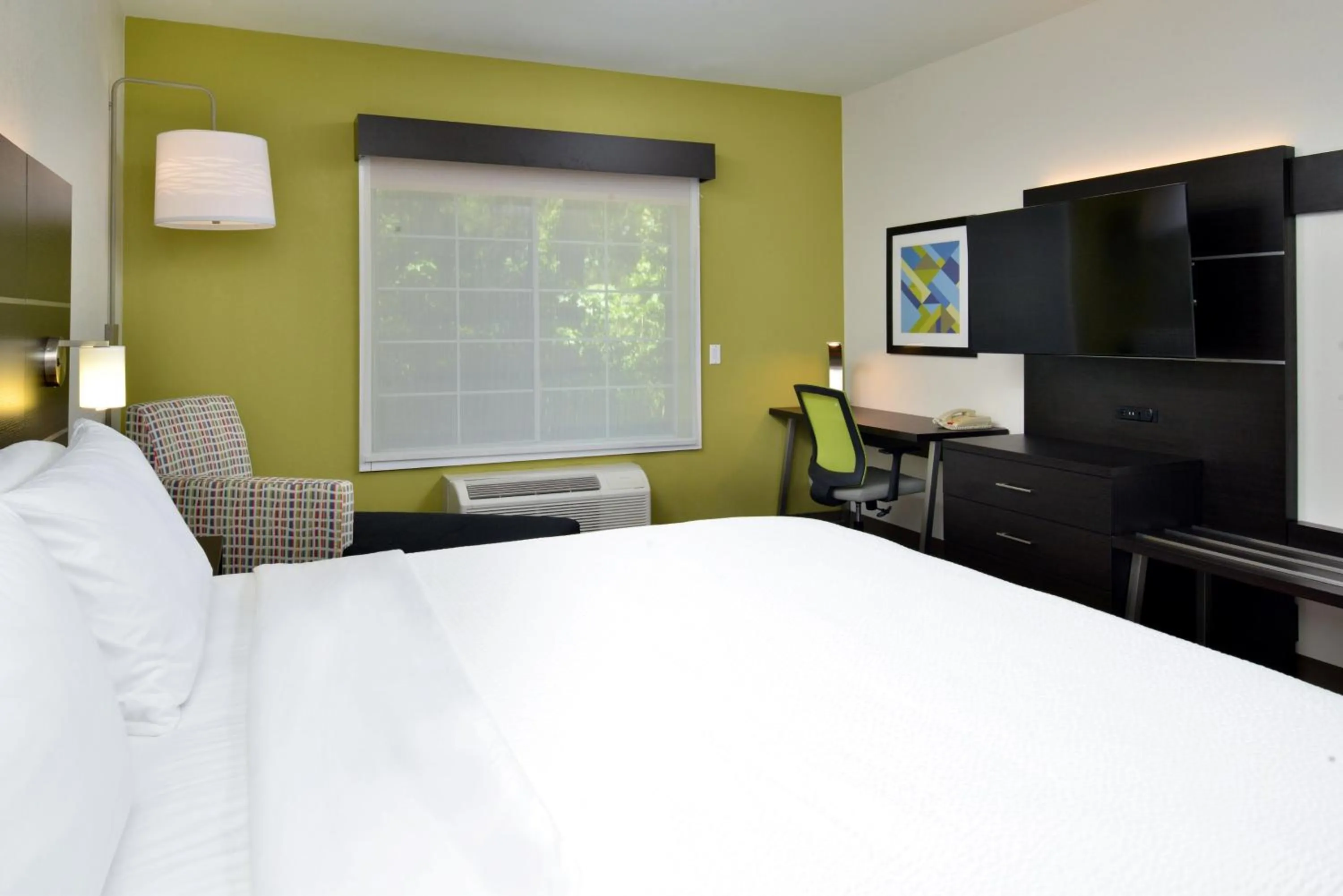 Photo of the whole room, Bed in Holiday Inn Express Hotel & Suites Carthage by IHG