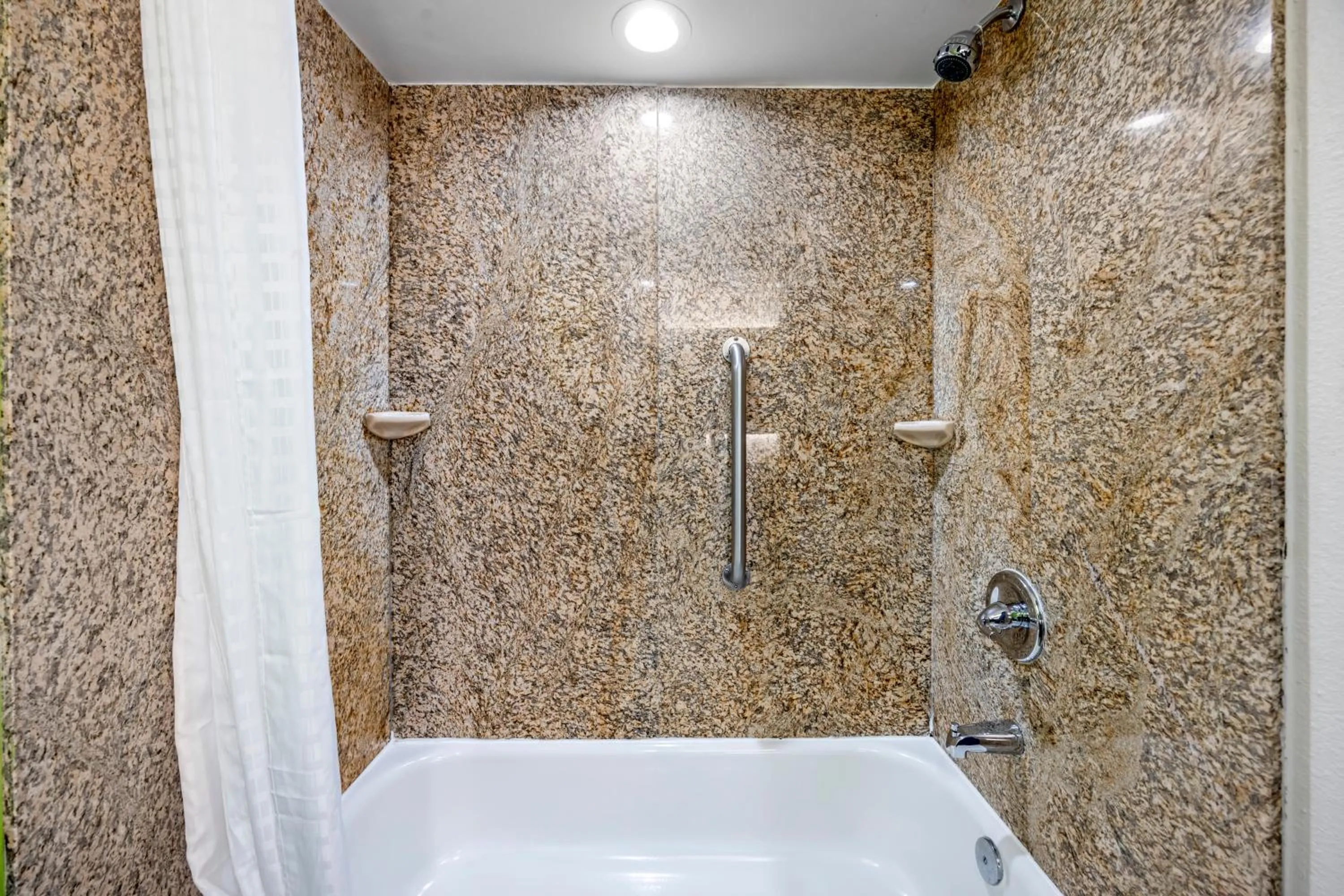 Shower in Quality Inn Clarksville - Exit 11