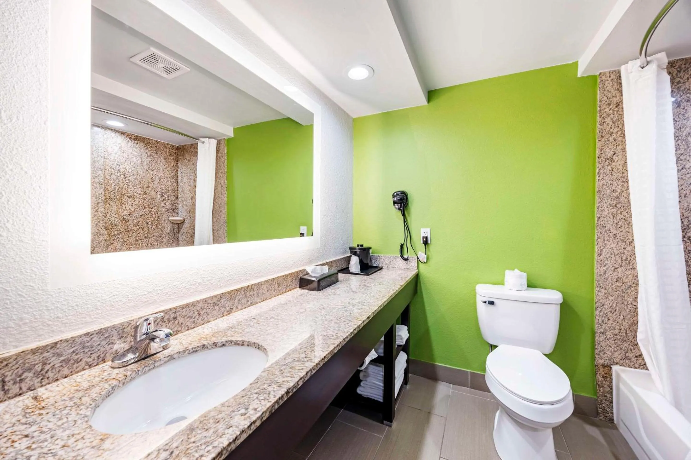 Bedroom in Quality Inn Clarksville - Exit 11