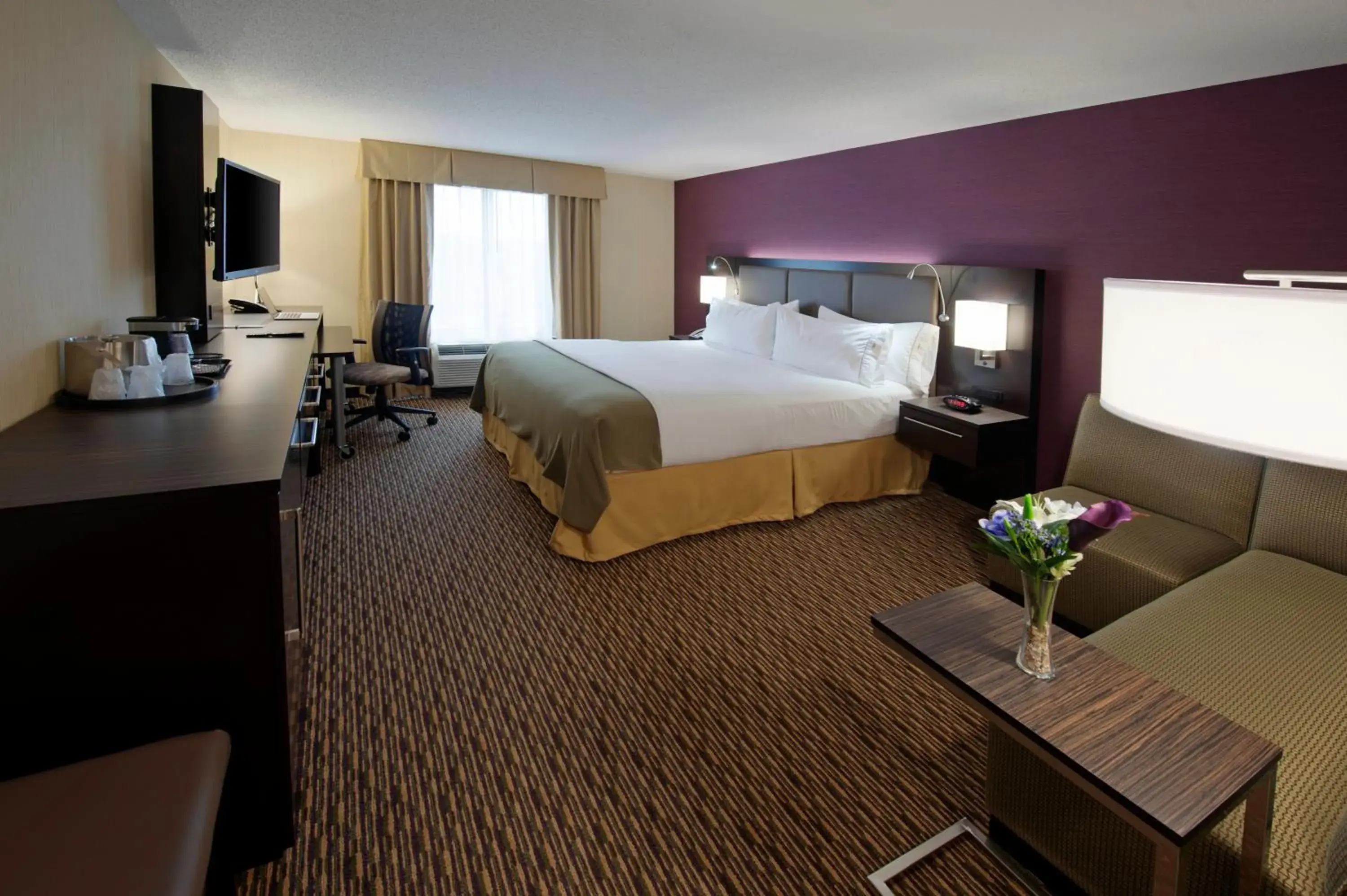 TV and multimedia, Bed in Holiday Inn Express Hotel & Suites Clearfield by IHG TV and multimedia, Bed in Holiday Inn Express Hotel & Suites Clearfield by IHG