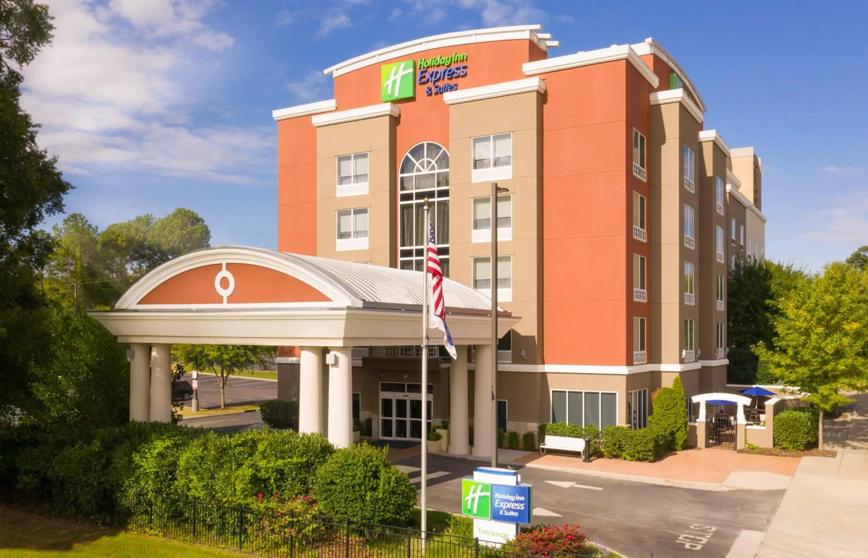 Property building in Holiday Inn Express Hotel & Suites Chattanooga Downtown by IHG Property building in Holiday Inn Express Hotel & Suites Chattanooga Downtown by IHG