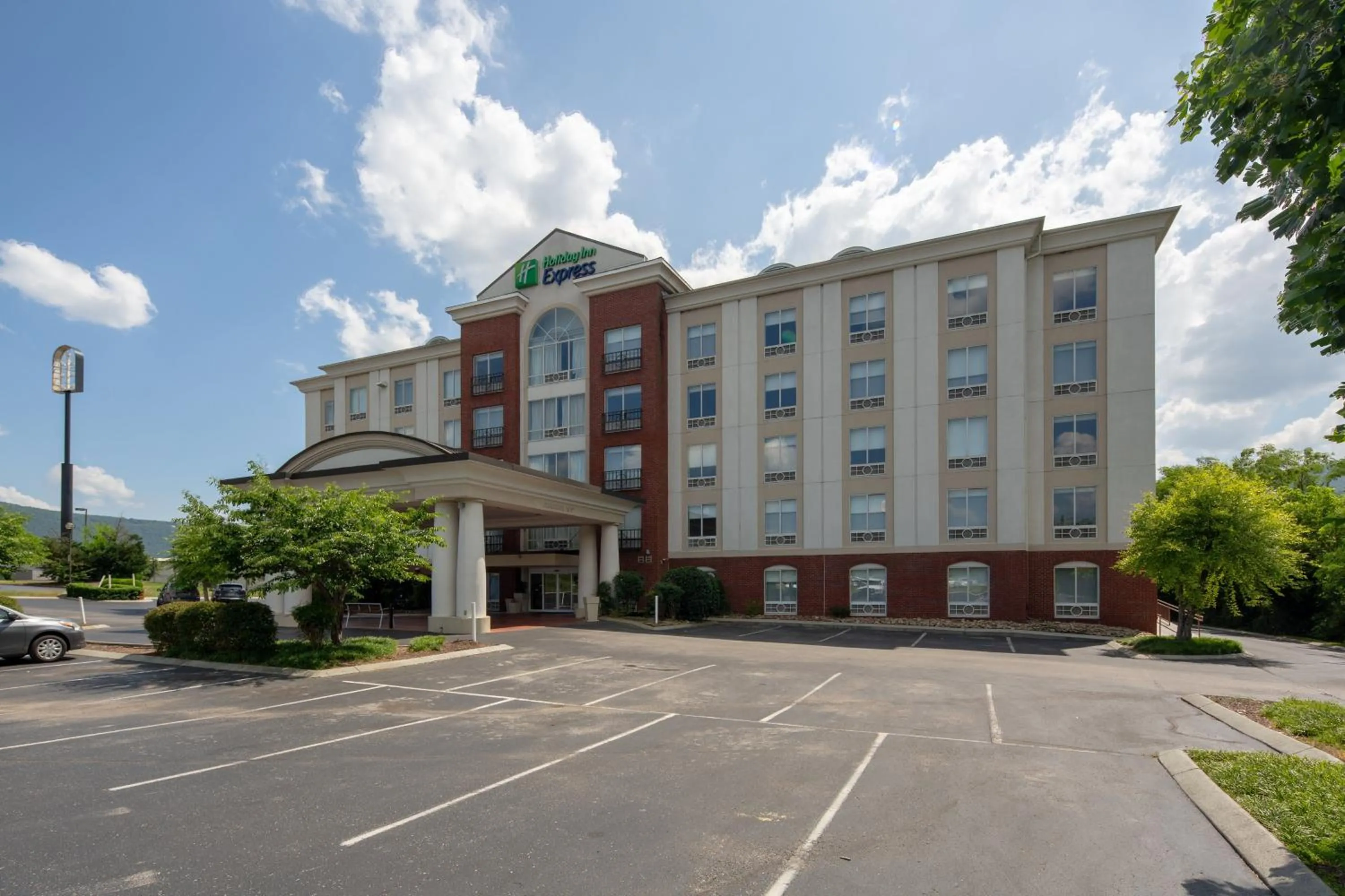 Property building in Holiday Inn Express Hotel & Suites Chattanooga-Lookout Mountain by IHG