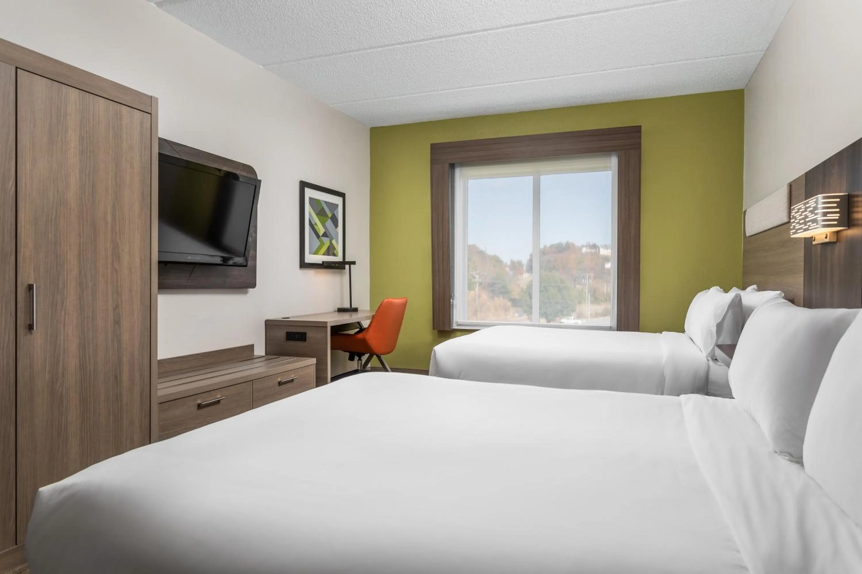 Photo of the whole room, Bed in Holiday Inn Express Hotel & Suites Chattanooga-Lookout Mountain by IHG