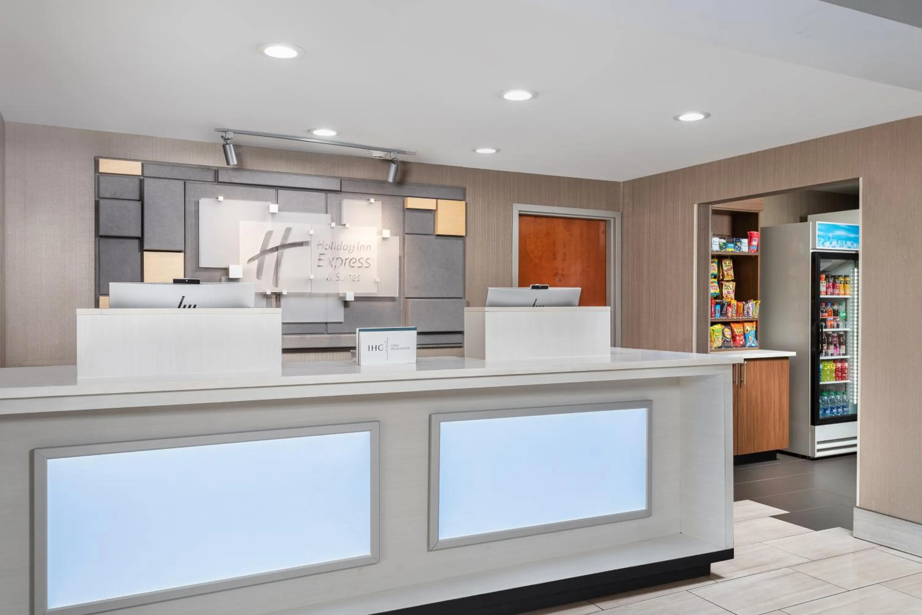 On-site shops in Holiday Inn Express Hotel & Suites Chattanooga-Lookout Mountain by IHG