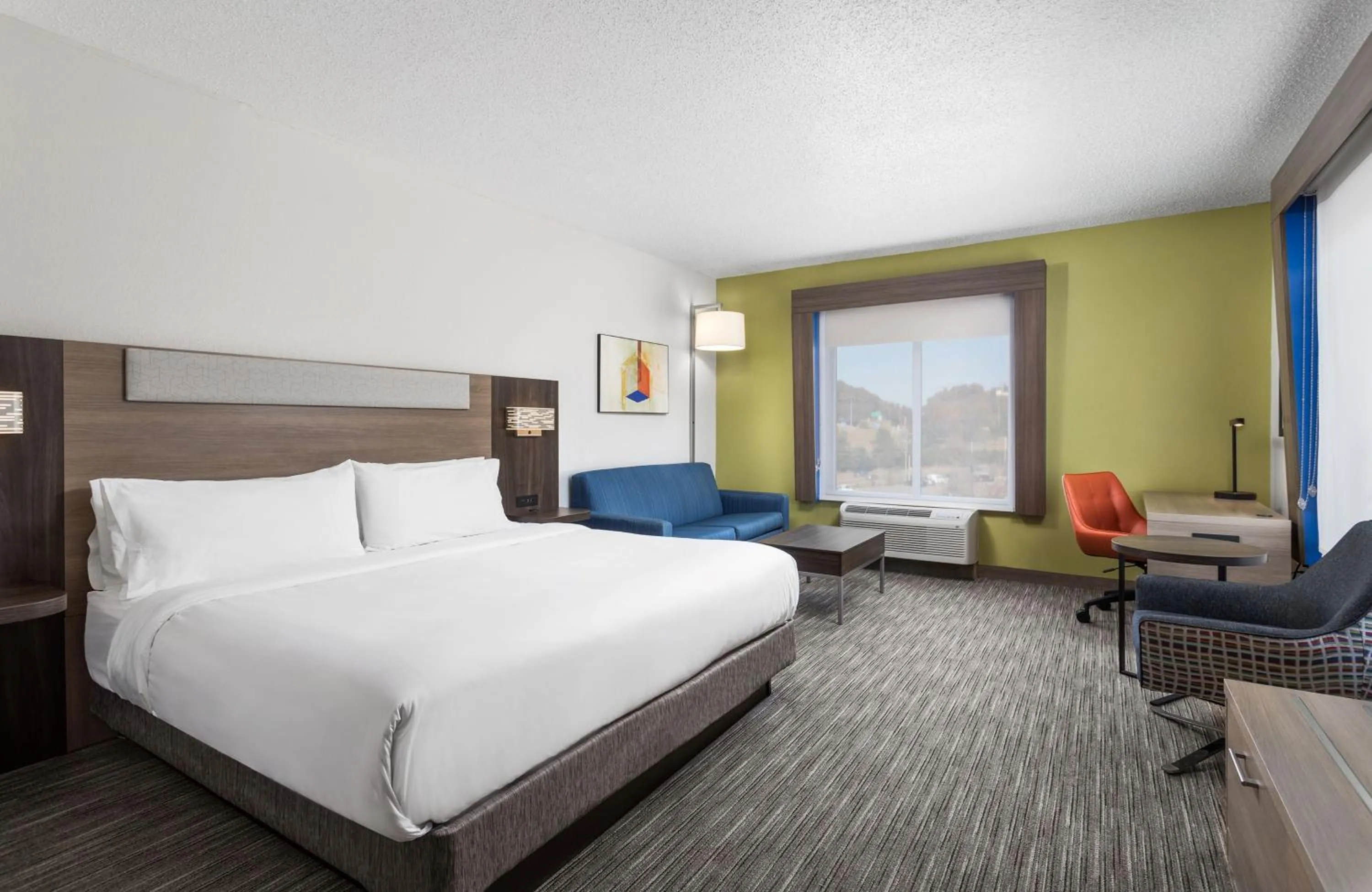 Photo of the whole room, Bed in Holiday Inn Express Hotel & Suites Chattanooga-Lookout Mountain by IHG