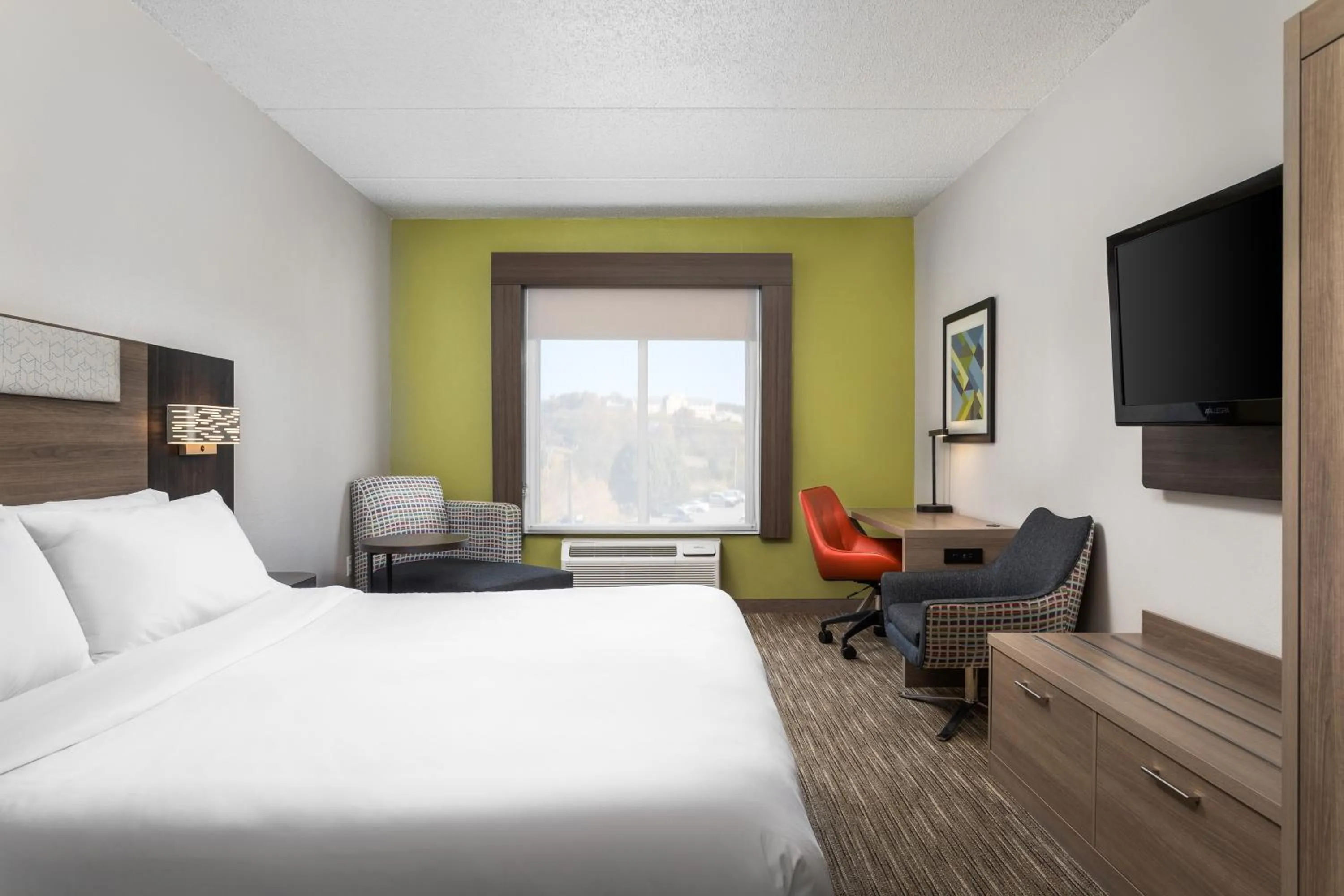 Bed in Holiday Inn Express Hotel & Suites Chattanooga-Lookout Mountain by IHG
