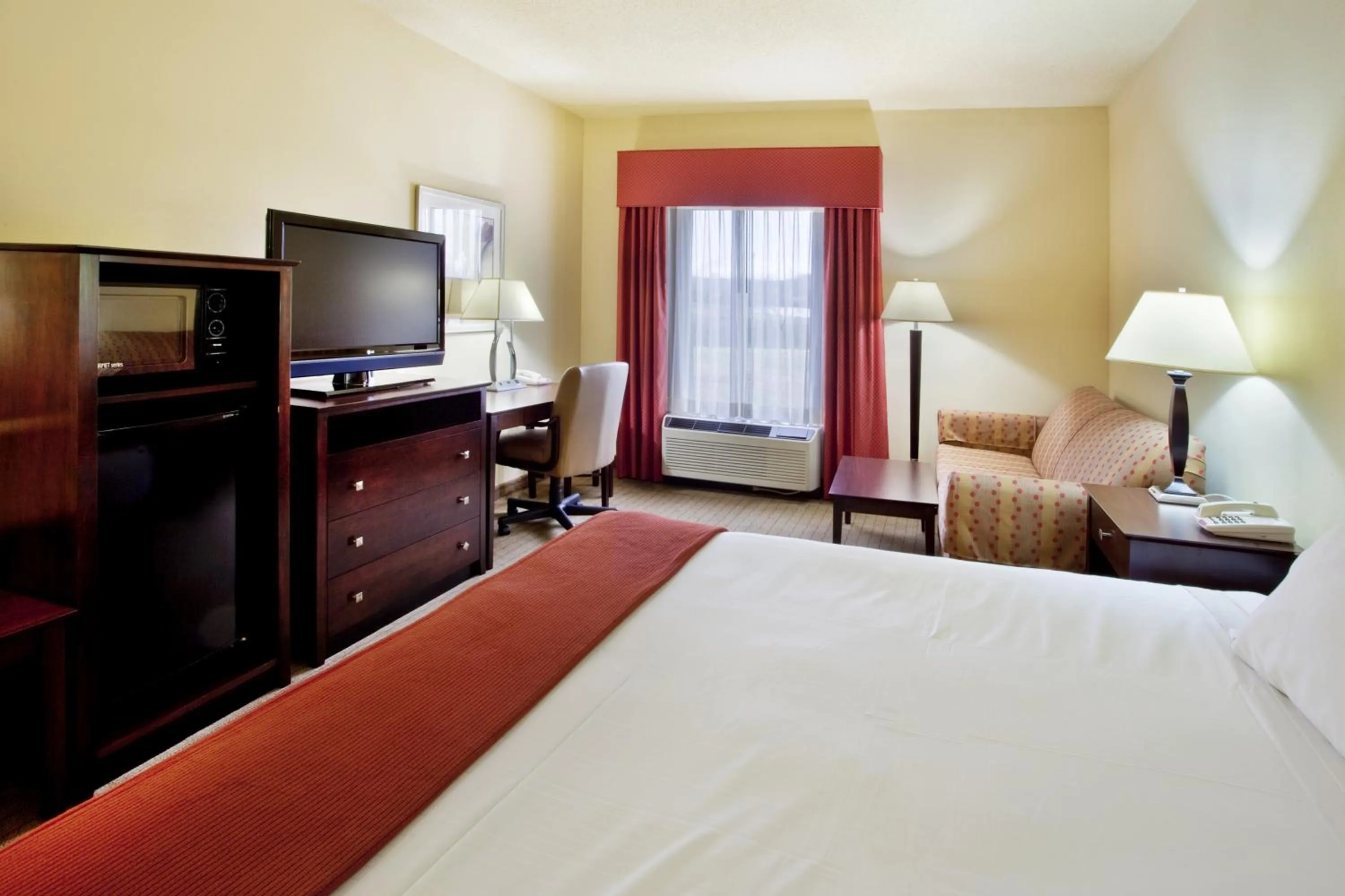 Photo of the whole room, Bed in Baymont by Wyndham Calhoun