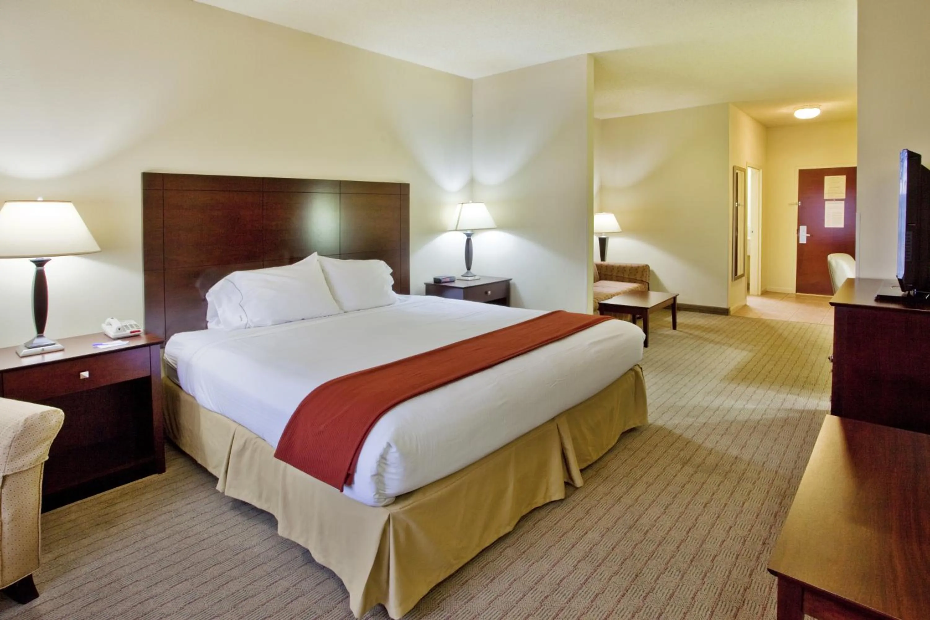 Photo of the whole room, Bed in Baymont by Wyndham Calhoun