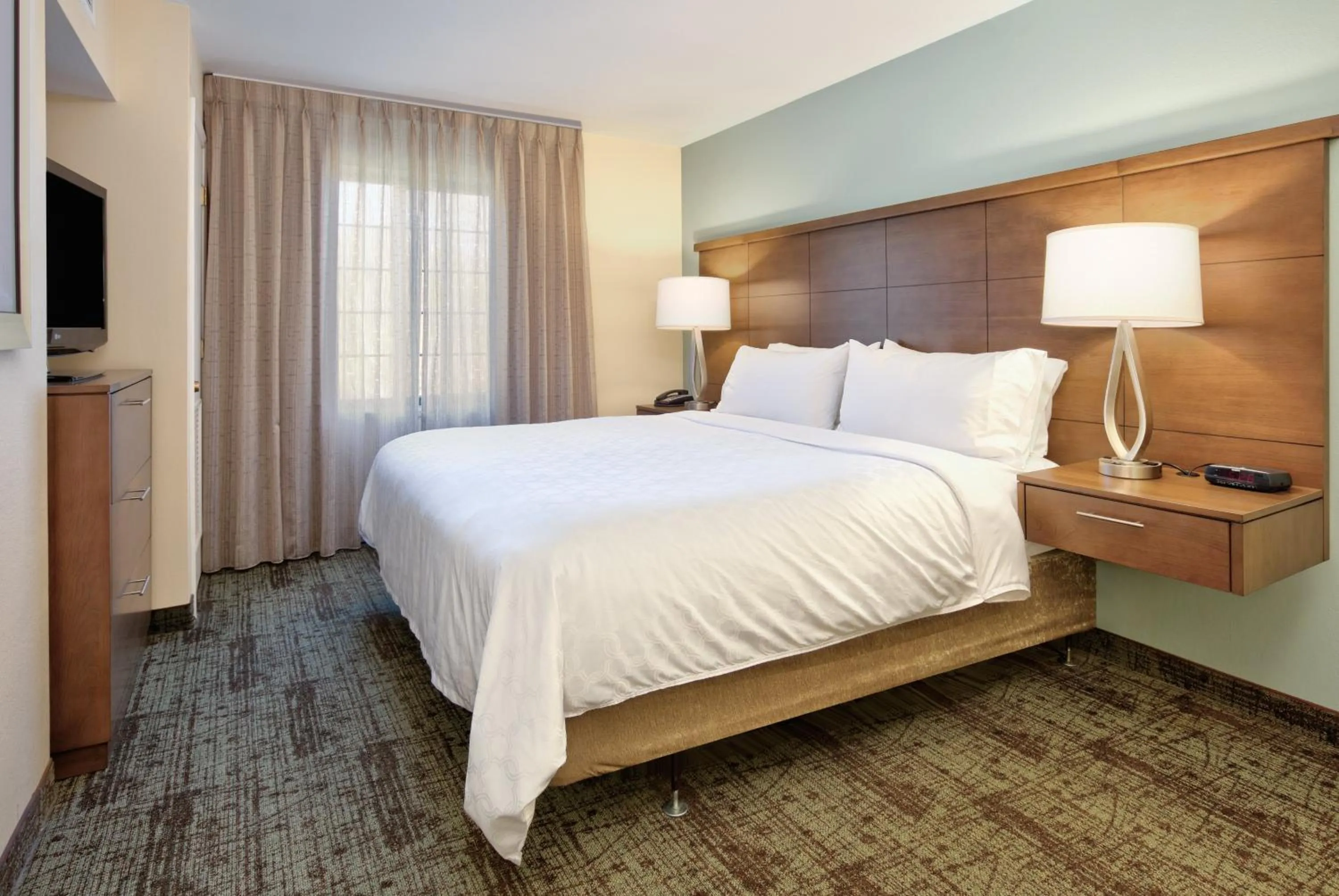 Photo of the whole room, Bed in Staybridge Suites Corning by IHG