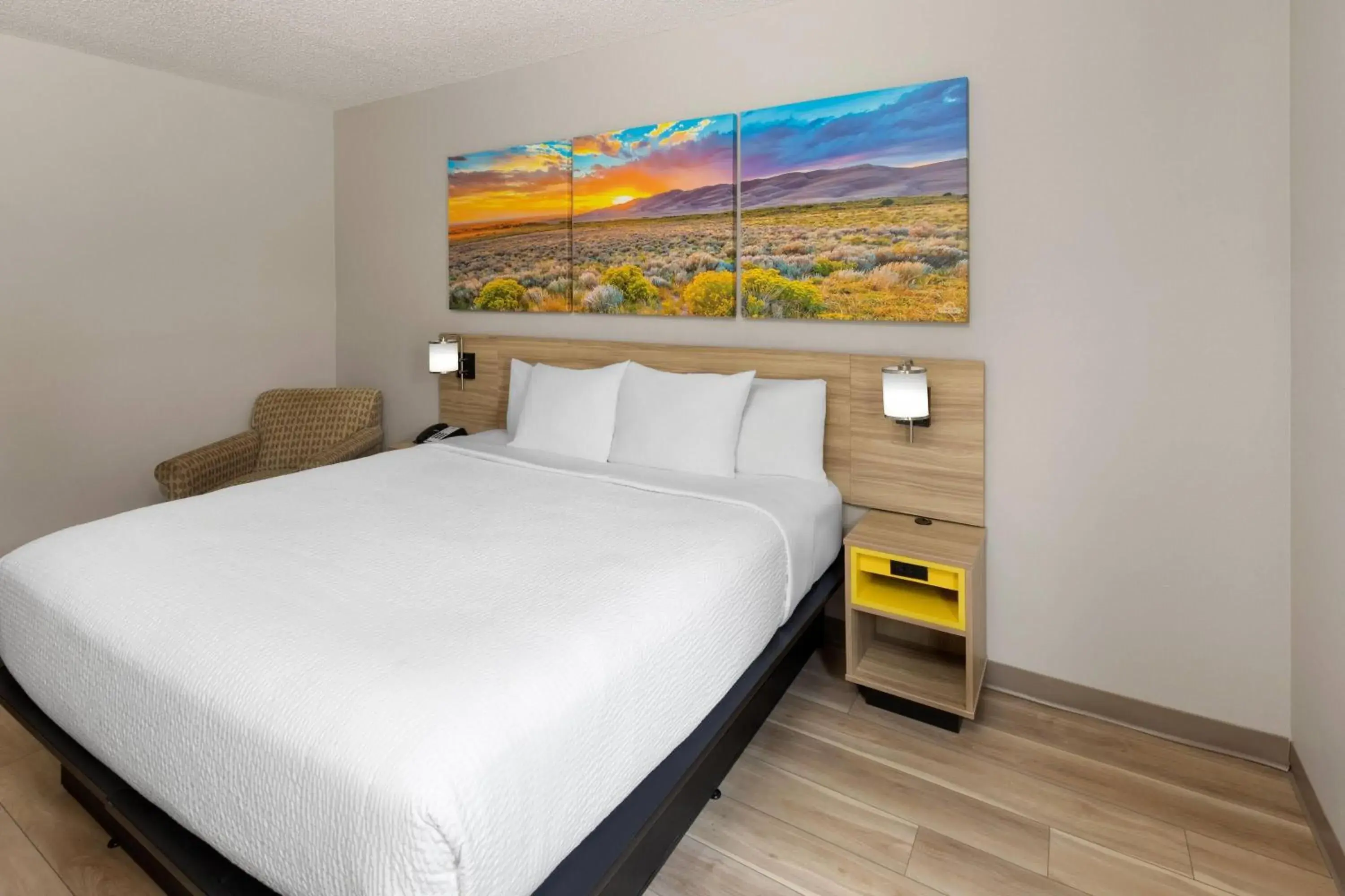 Photo of the whole room, Bed in Days Inn by Wyndham Tulsa Central Photo of the whole room, Bed in Days Inn by Wyndham Tulsa Central