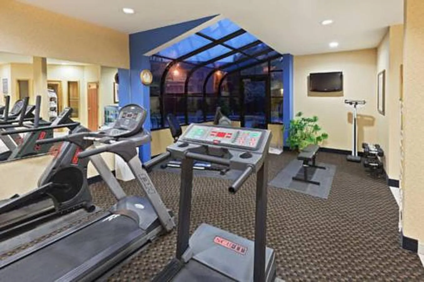 Fitness centre/facilities in Days Inn by Wyndham Tulsa Central