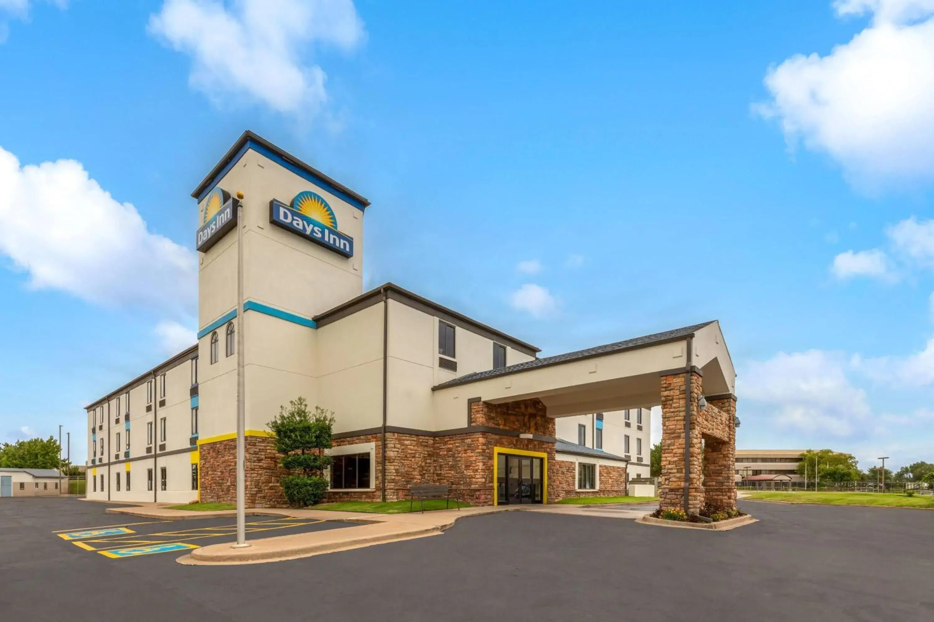 Property building in Days Inn by Wyndham Tulsa Central Property building in Days Inn by Wyndham Tulsa Central
