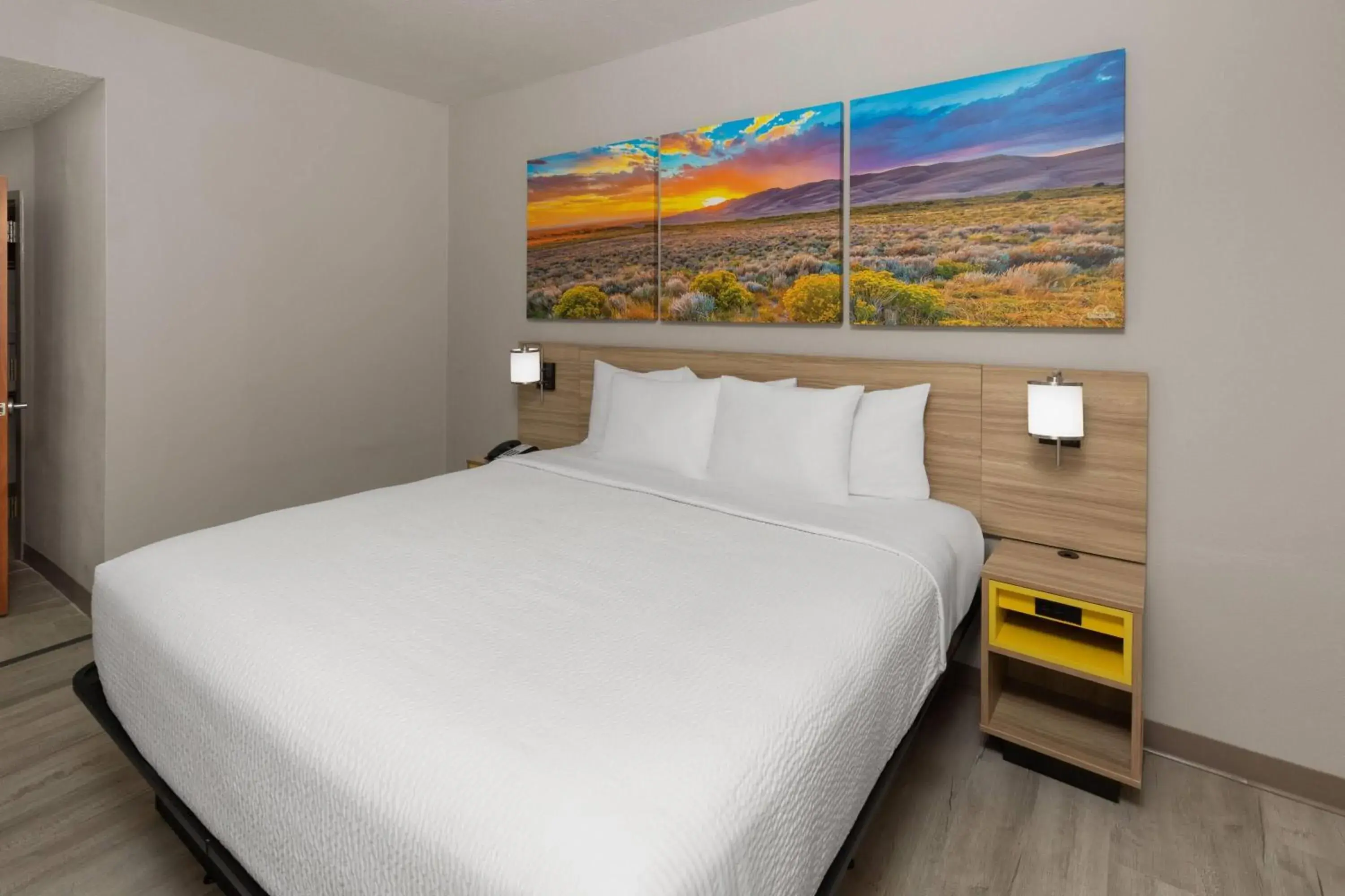 Photo of the whole room, Bed in Days Inn by Wyndham Tulsa Central Photo of the whole room, Bed in Days Inn by Wyndham Tulsa Central