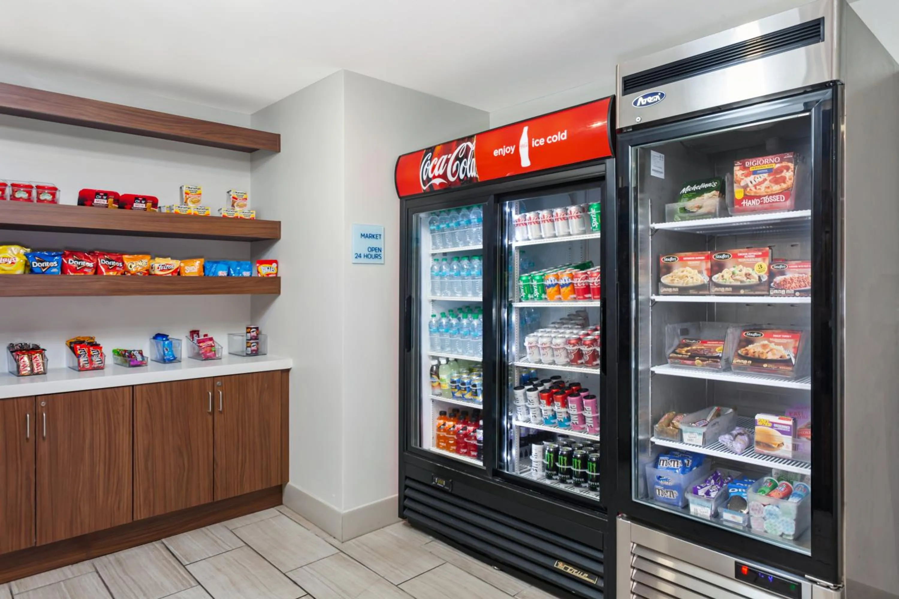 On-site shops in Holiday Inn Express Hotel & Suites Chicago South Lansing by IHG