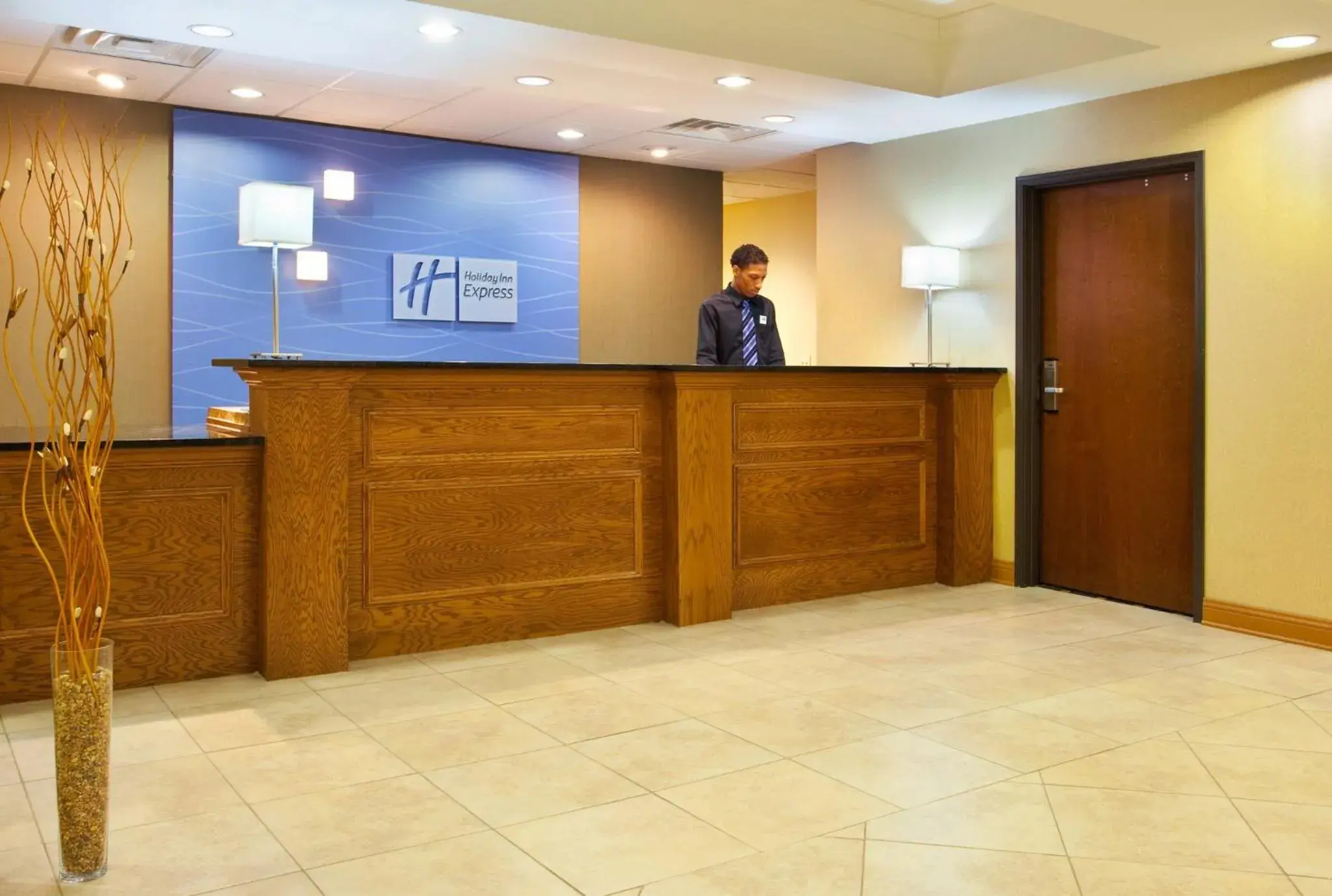 Property building in Holiday Inn Express Hotel & Suites Chicago South Lansing by IHG Property building in Holiday Inn Express Hotel & Suites Chicago South Lansing by IHG