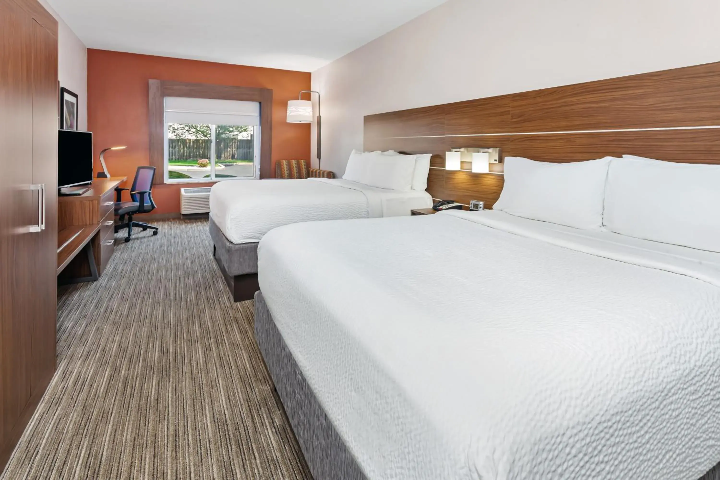 Bed in Holiday Inn Express Hotel & Suites Chicago South Lansing by IHG Bed in Holiday Inn Express Hotel & Suites Chicago South Lansing by IHG