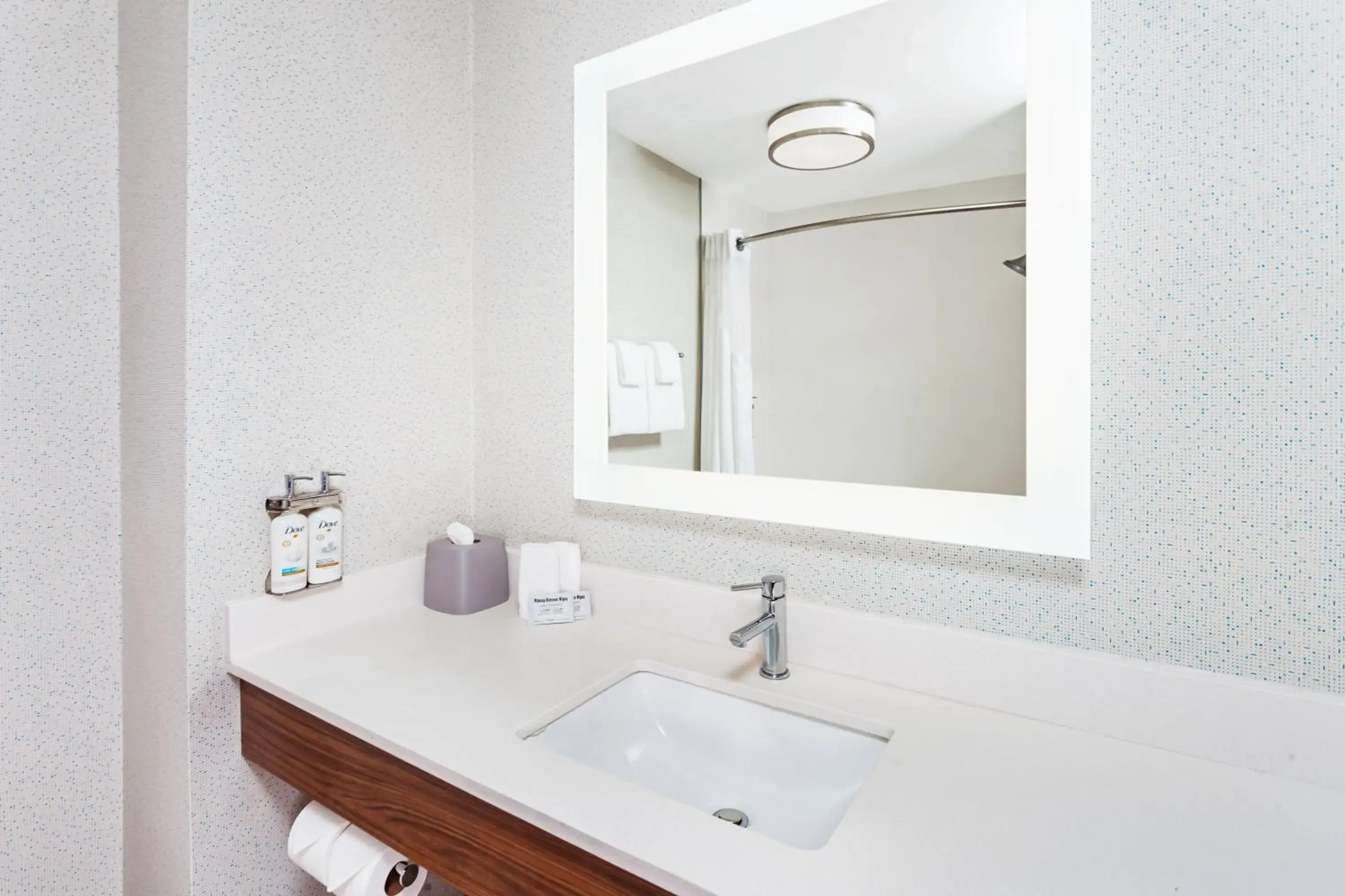 Bathroom in Holiday Inn Express Hotel & Suites Chicago South Lansing by IHG Bathroom in Holiday Inn Express Hotel & Suites Chicago South Lansing by IHG