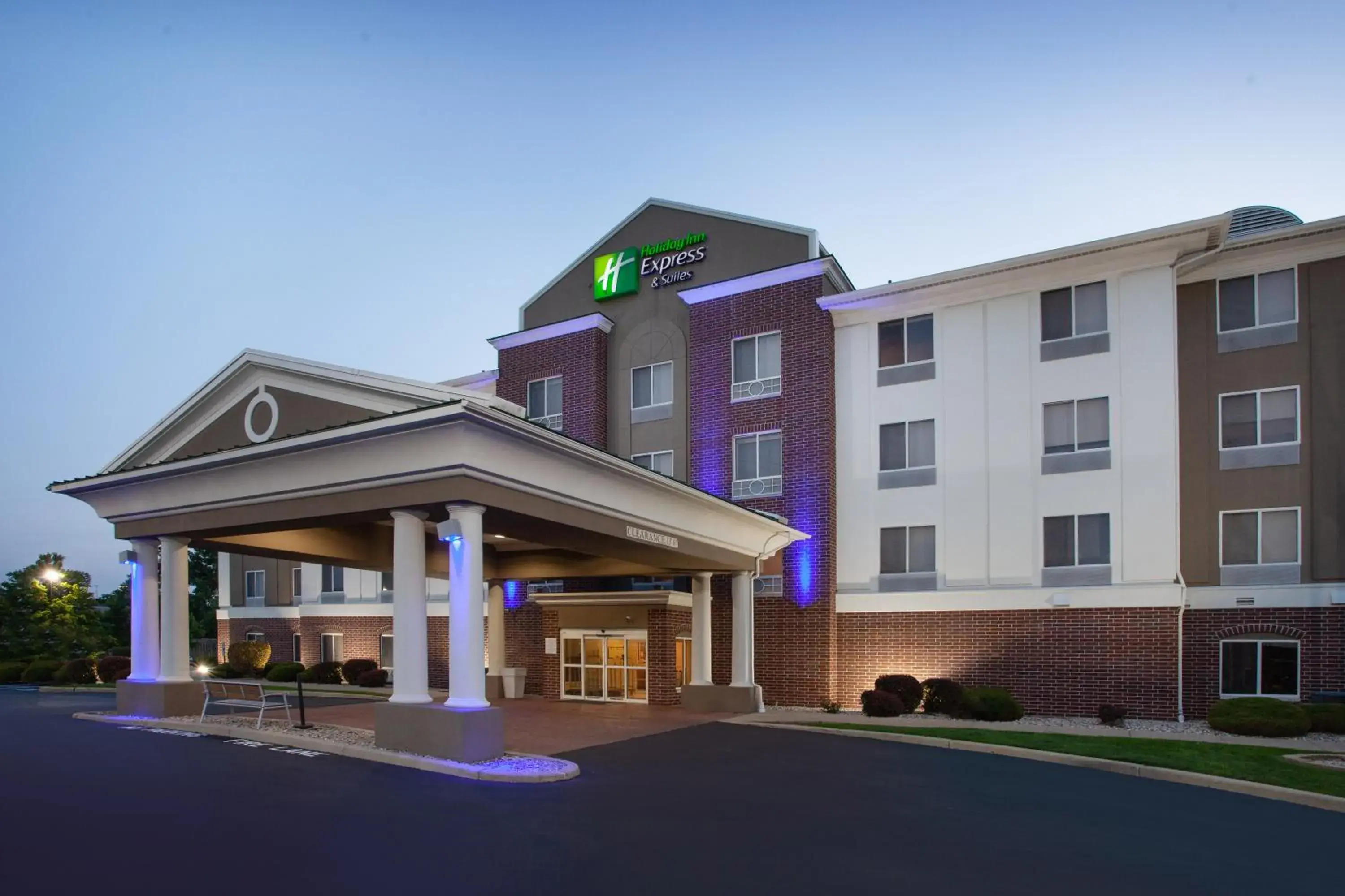 Property building in Holiday Inn Express Hotel & Suites Chicago South Lansing by IHG Property building in Holiday Inn Express Hotel & Suites Chicago South Lansing by IHG