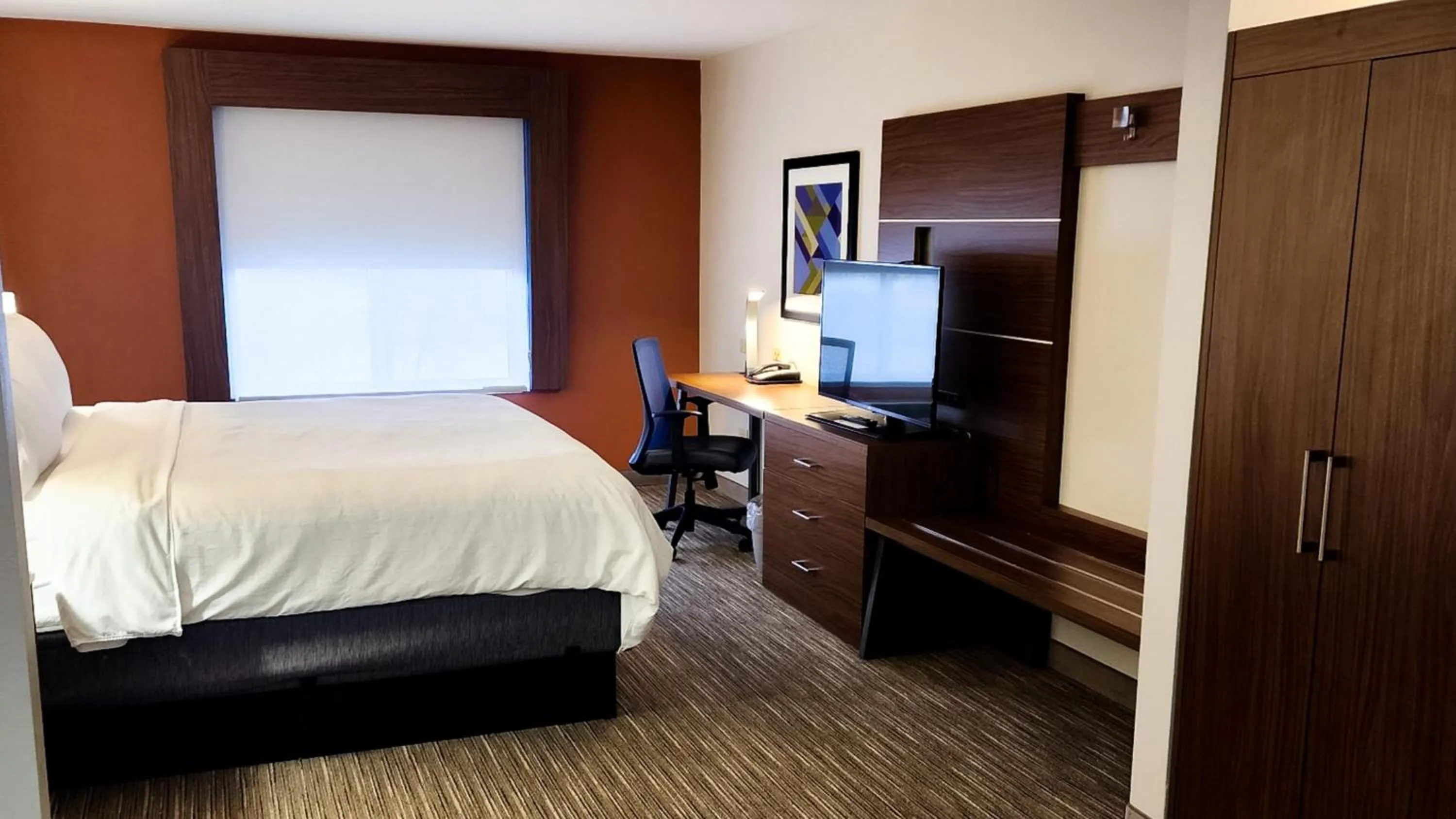 Photo of the whole room, Bed in Holiday Inn Express Hotel & Suites Chicago South Lansing by IHG
