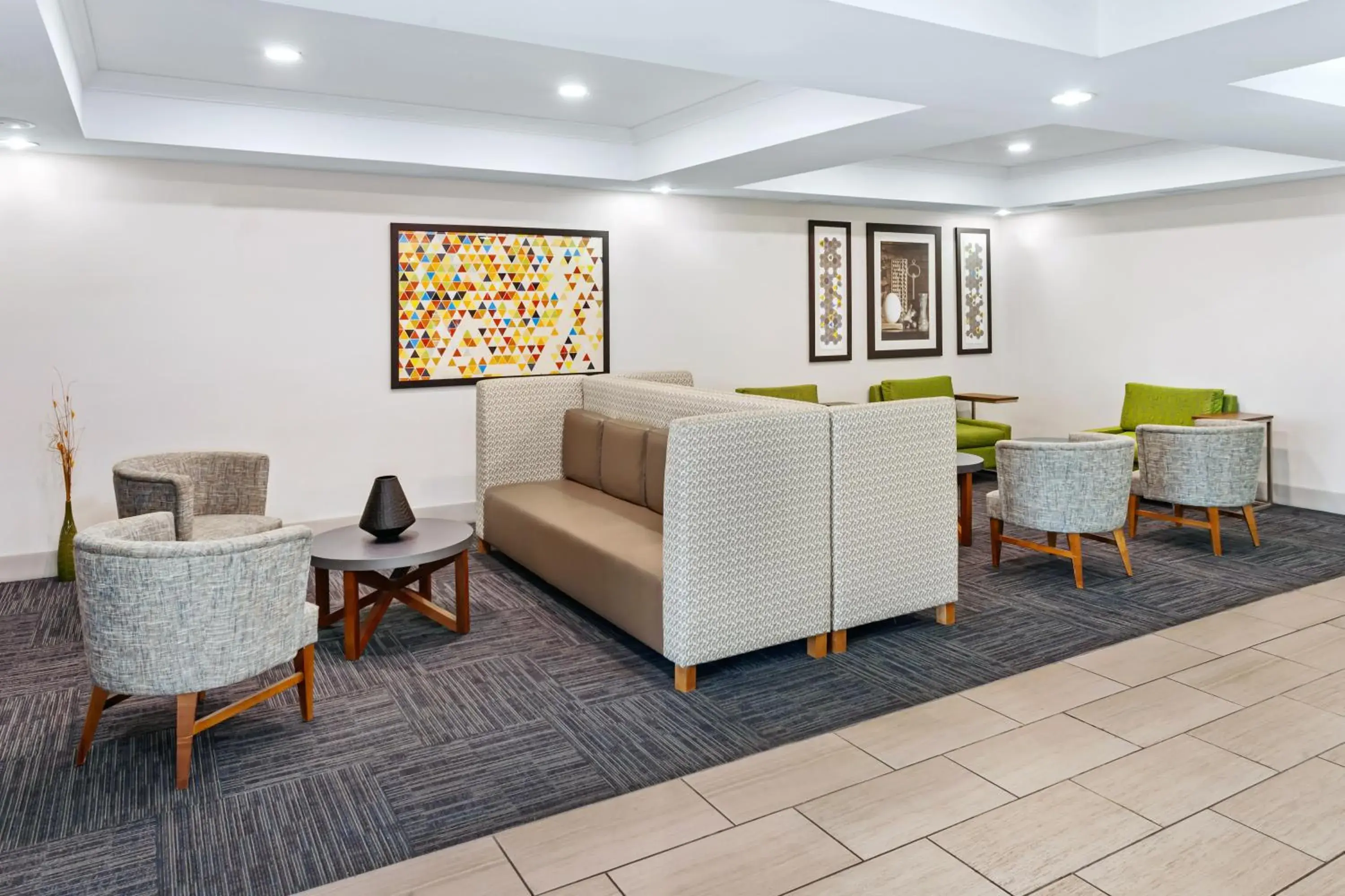 Lobby or reception in Holiday Inn Express Hotel & Suites Chicago South Lansing by IHG Lobby or reception in Holiday Inn Express Hotel & Suites Chicago South Lansing by IHG